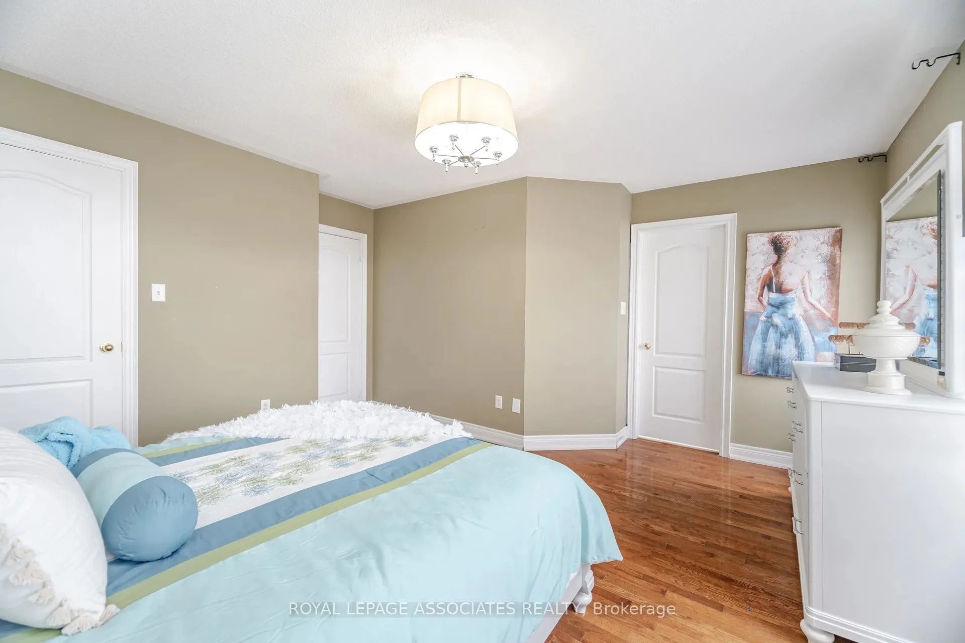 2 Howlett Crescent