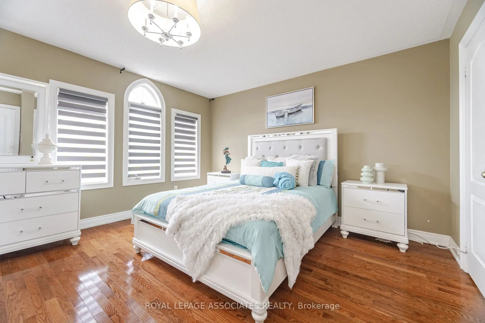2 Howlett Crescent
