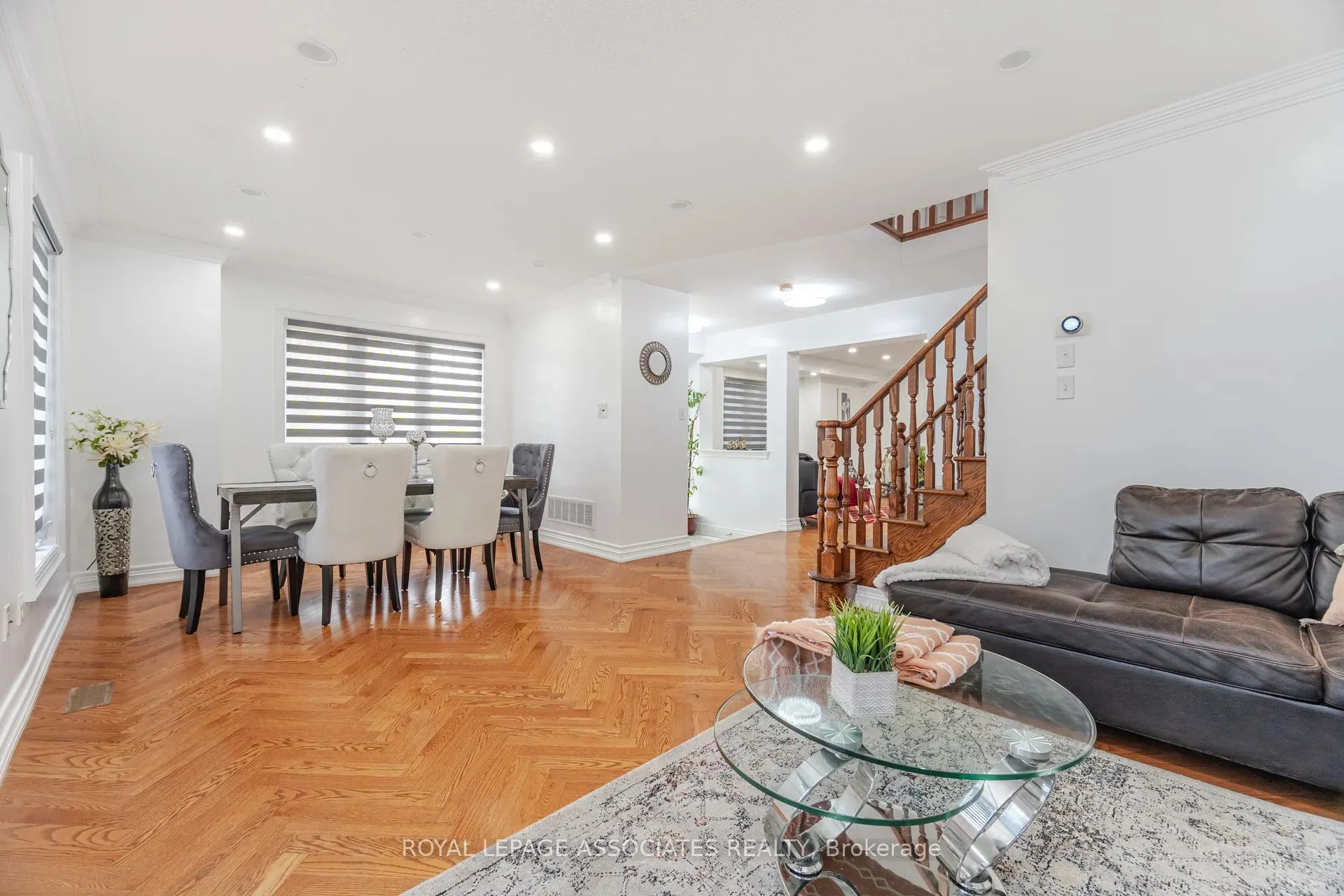 2 Howlett Crescent