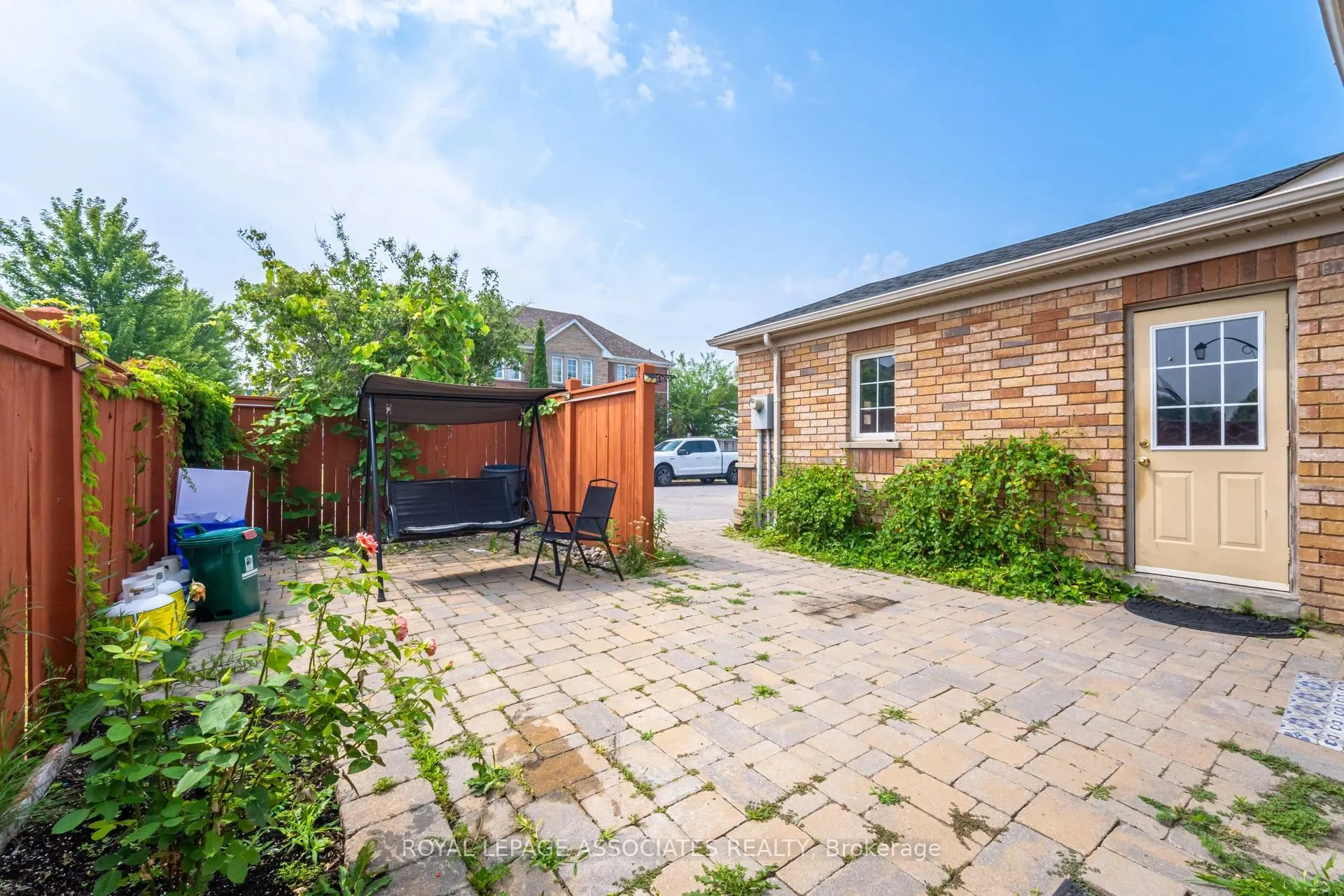 2 Howlett Crescent