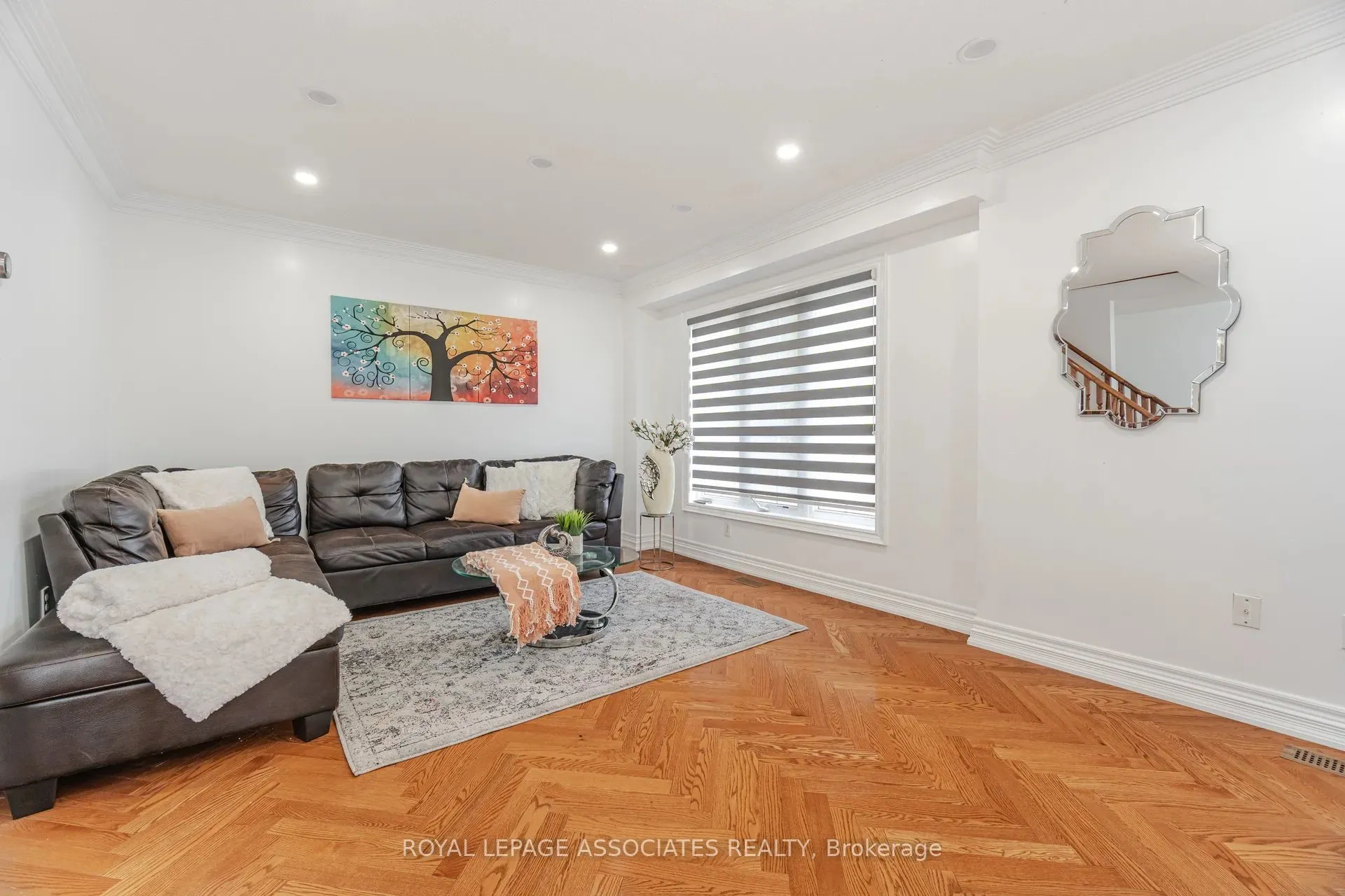 2 Howlett Crescent