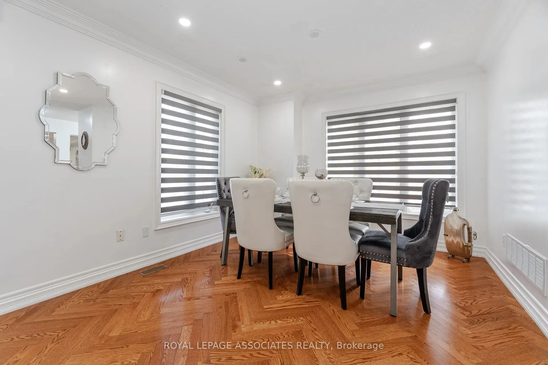 2 Howlett Crescent