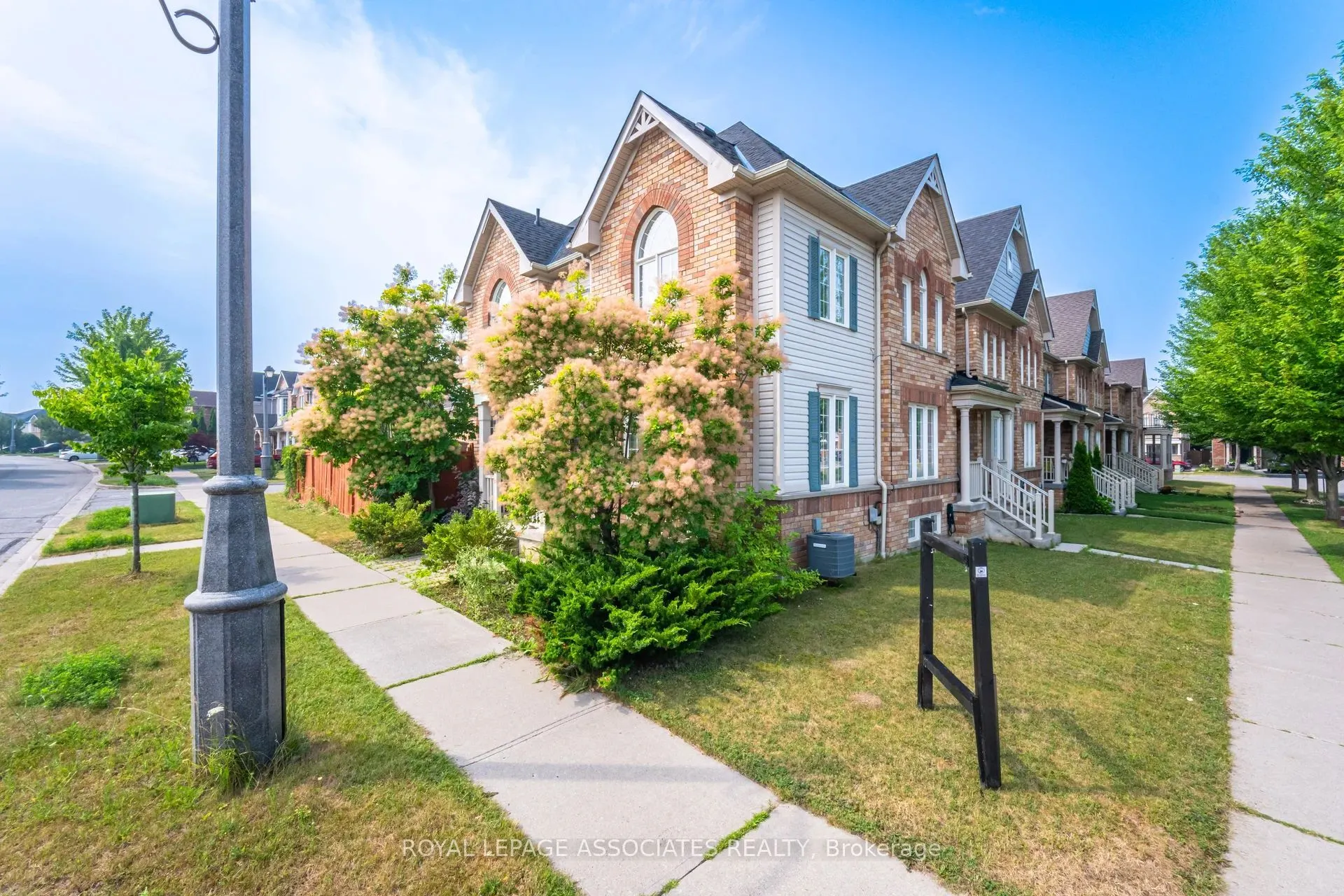 2 Howlett Crescent