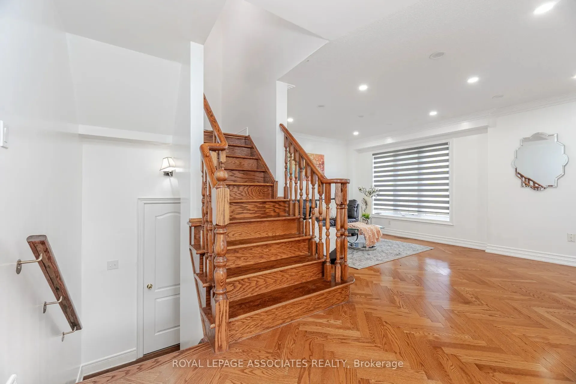 2 Howlett Crescent