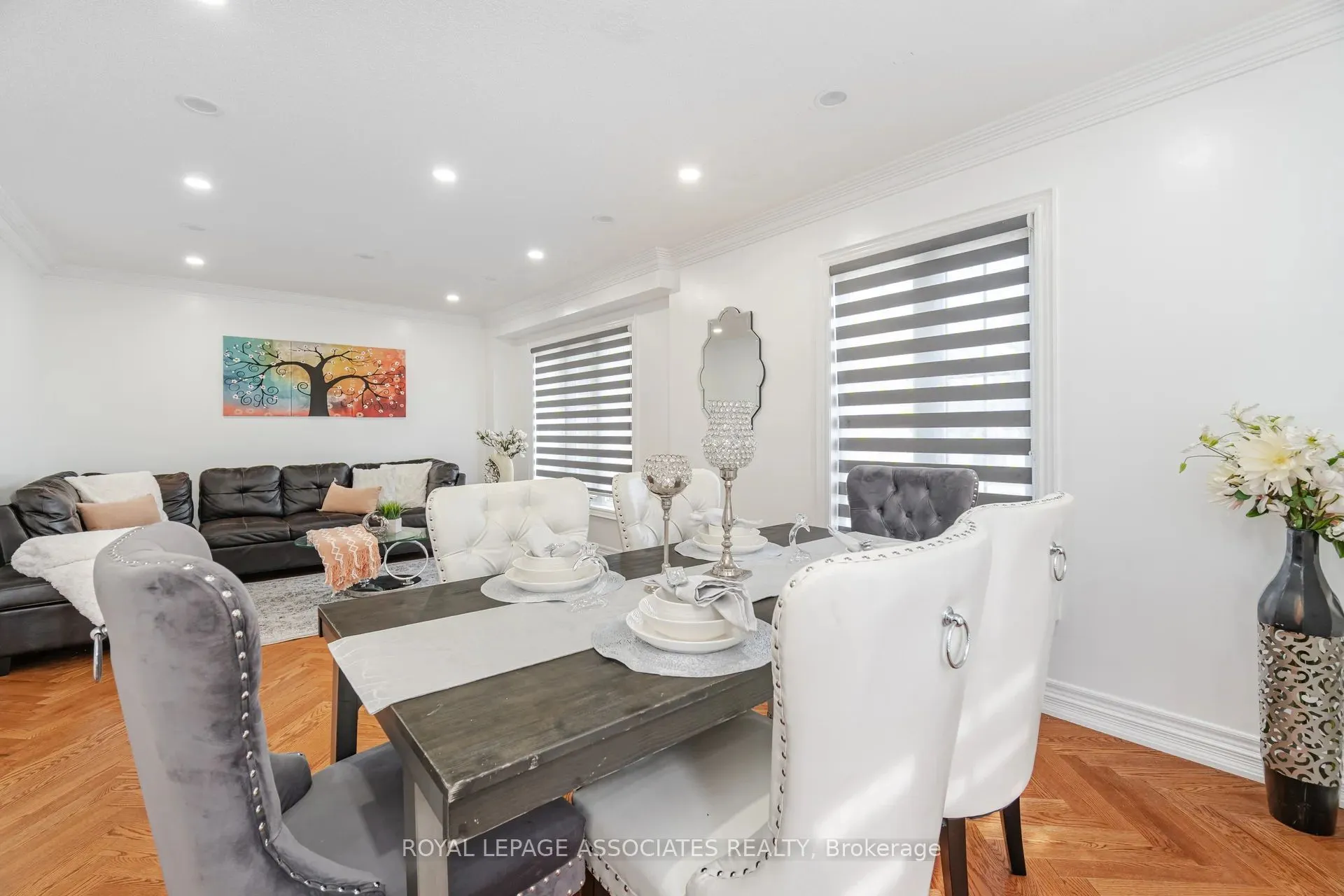 2 Howlett Crescent