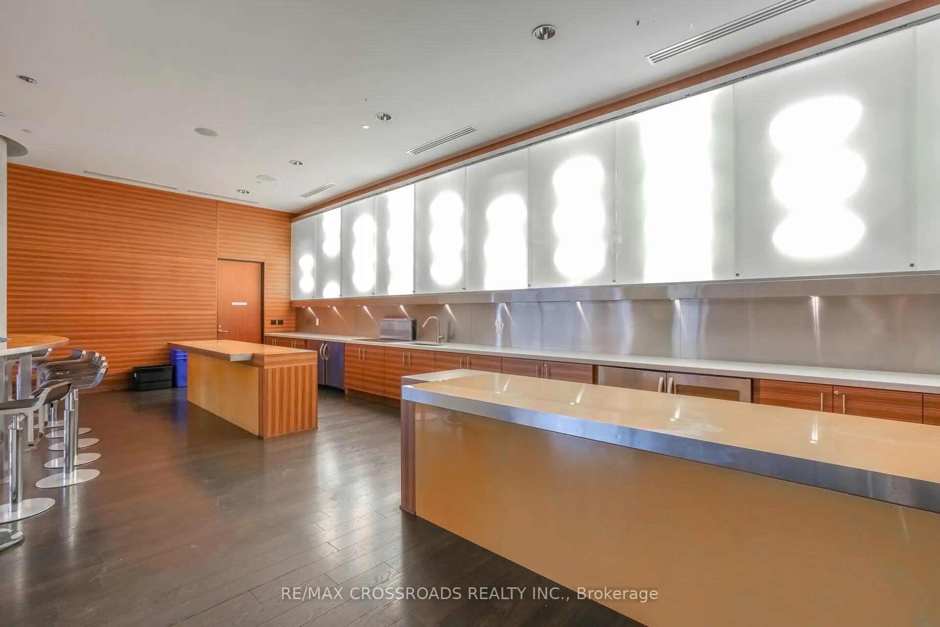 125 Village Green Square, #3903