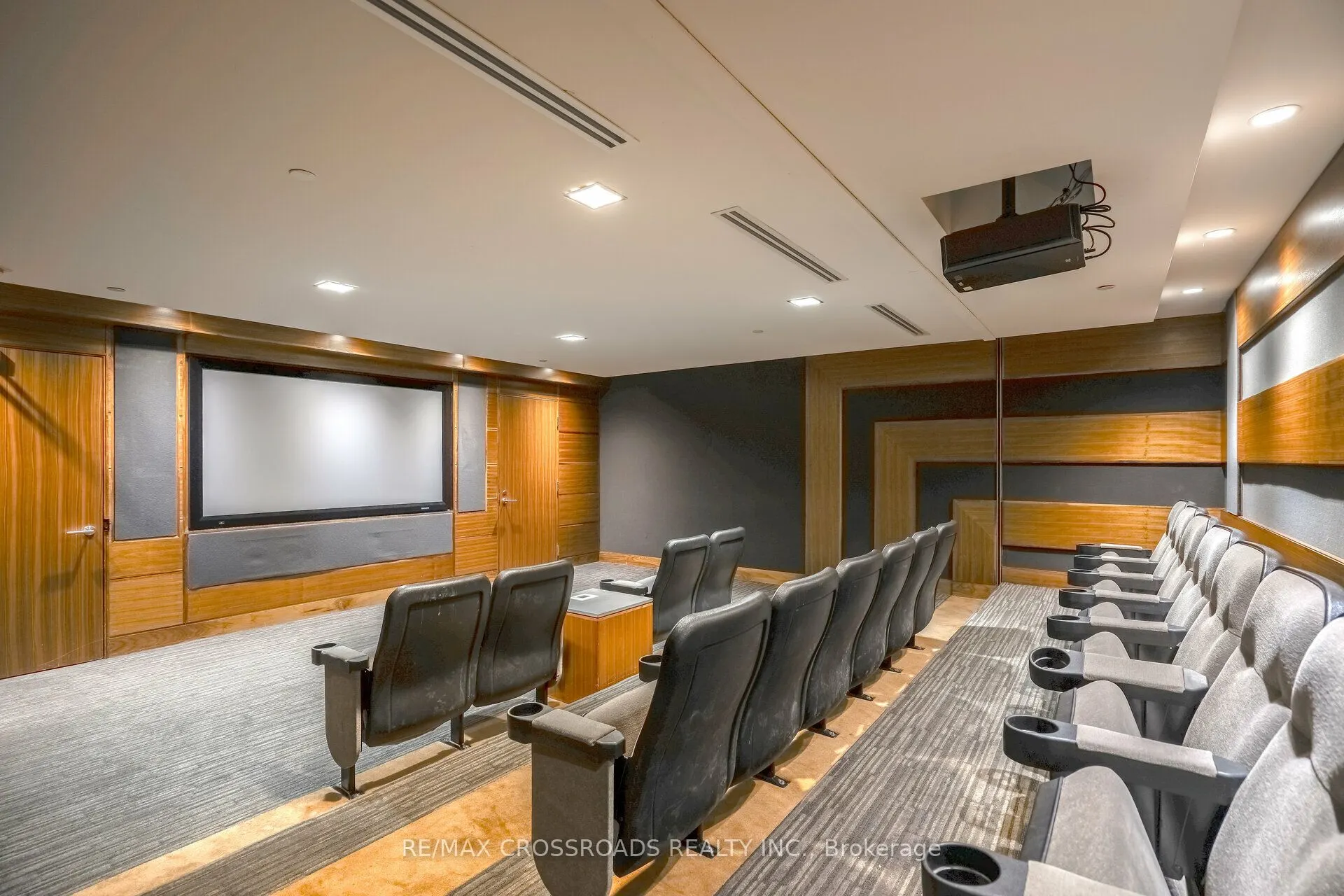 125 Village Green Square, #3903