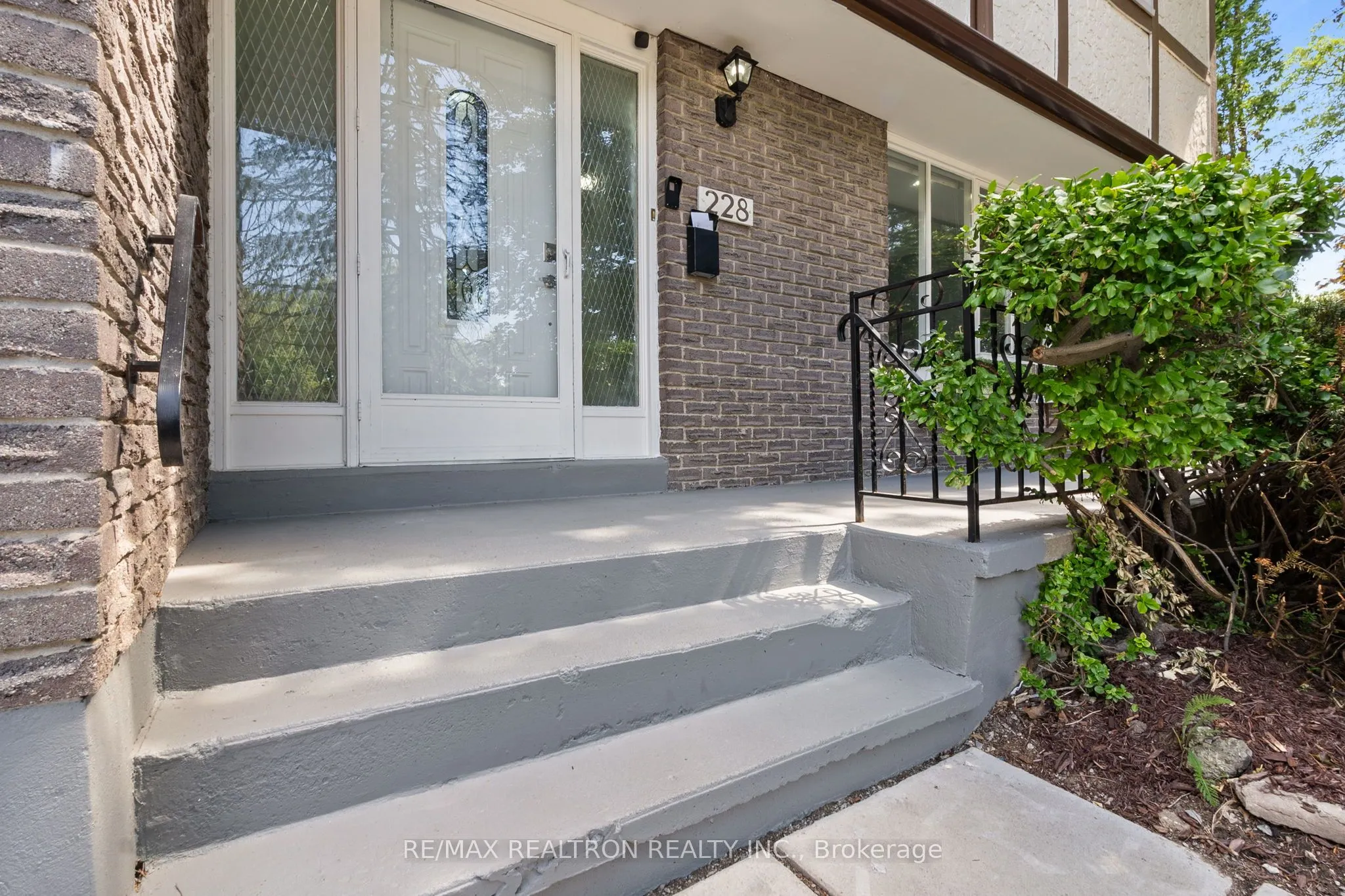 228 Sherwood Court E