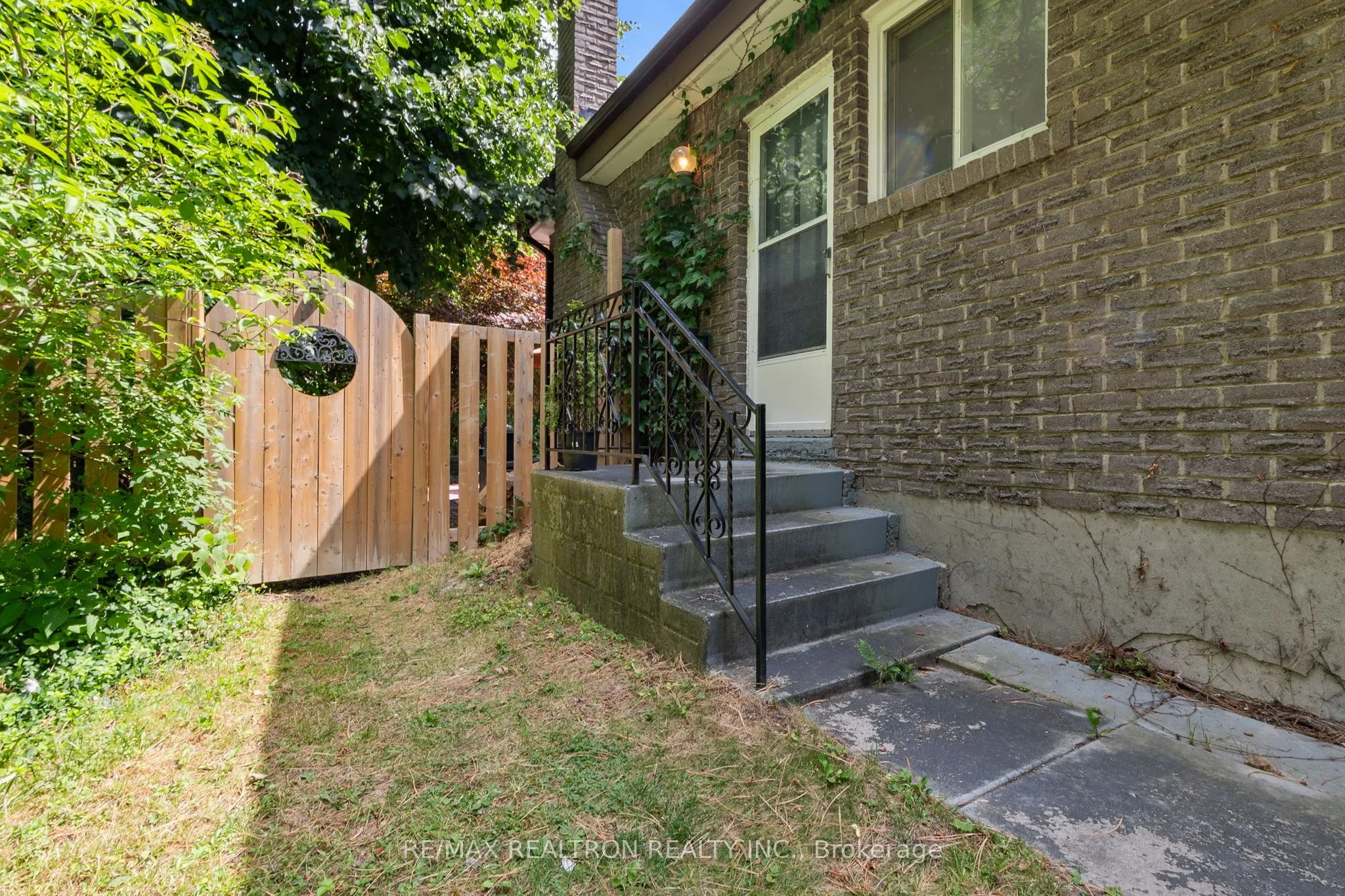 228 Sherwood Court E