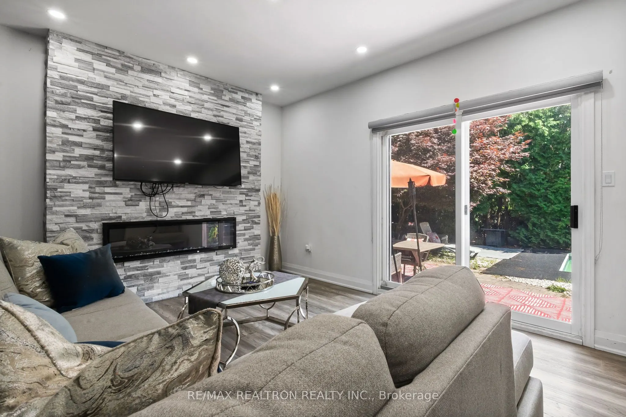 228 Sherwood Court E