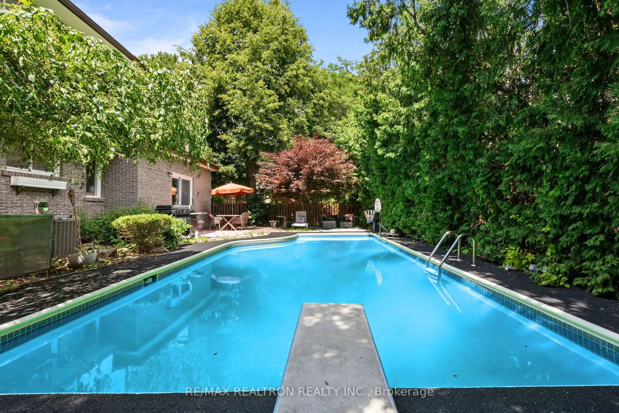 228 Sherwood Court E
