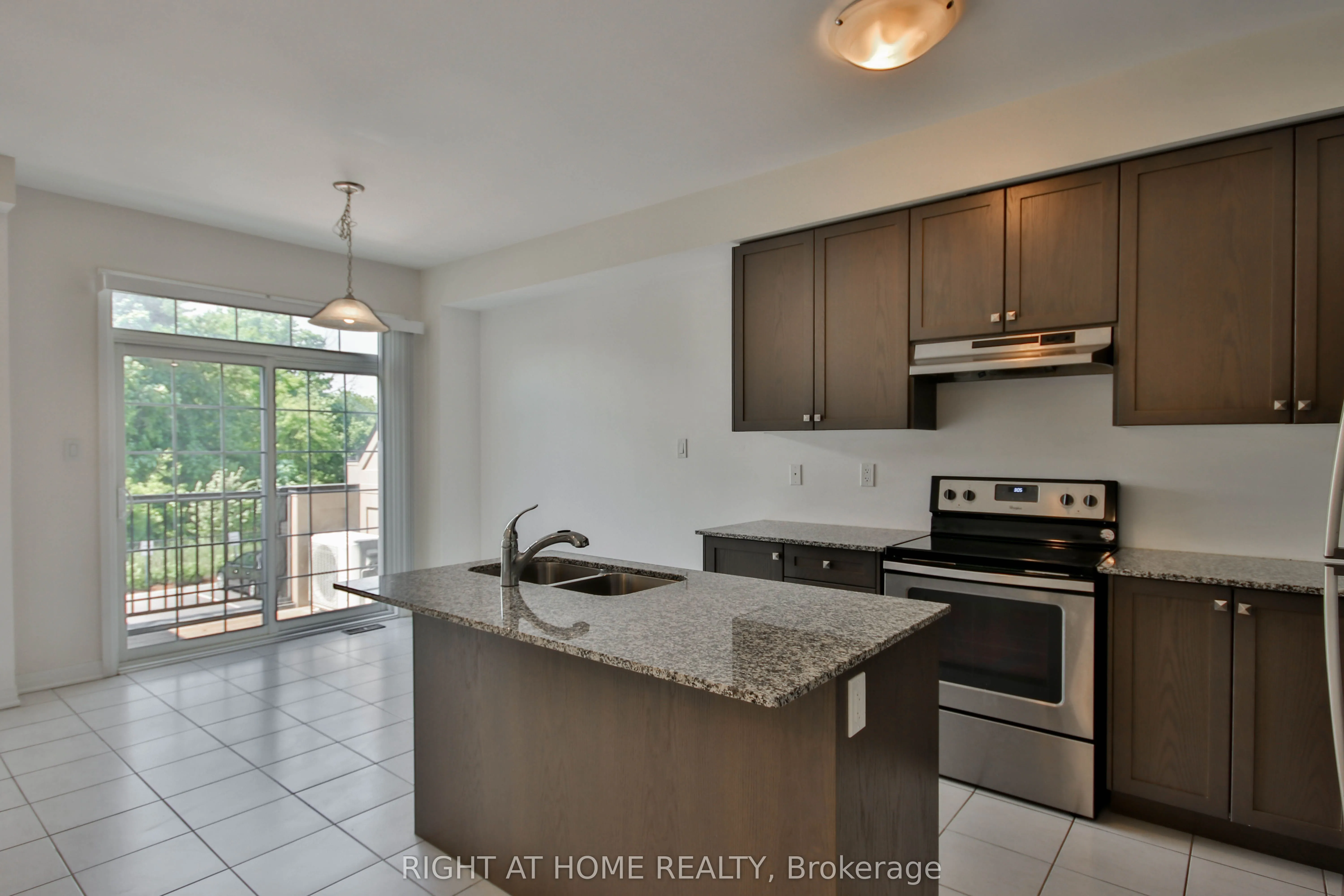 504 Rossland Road W