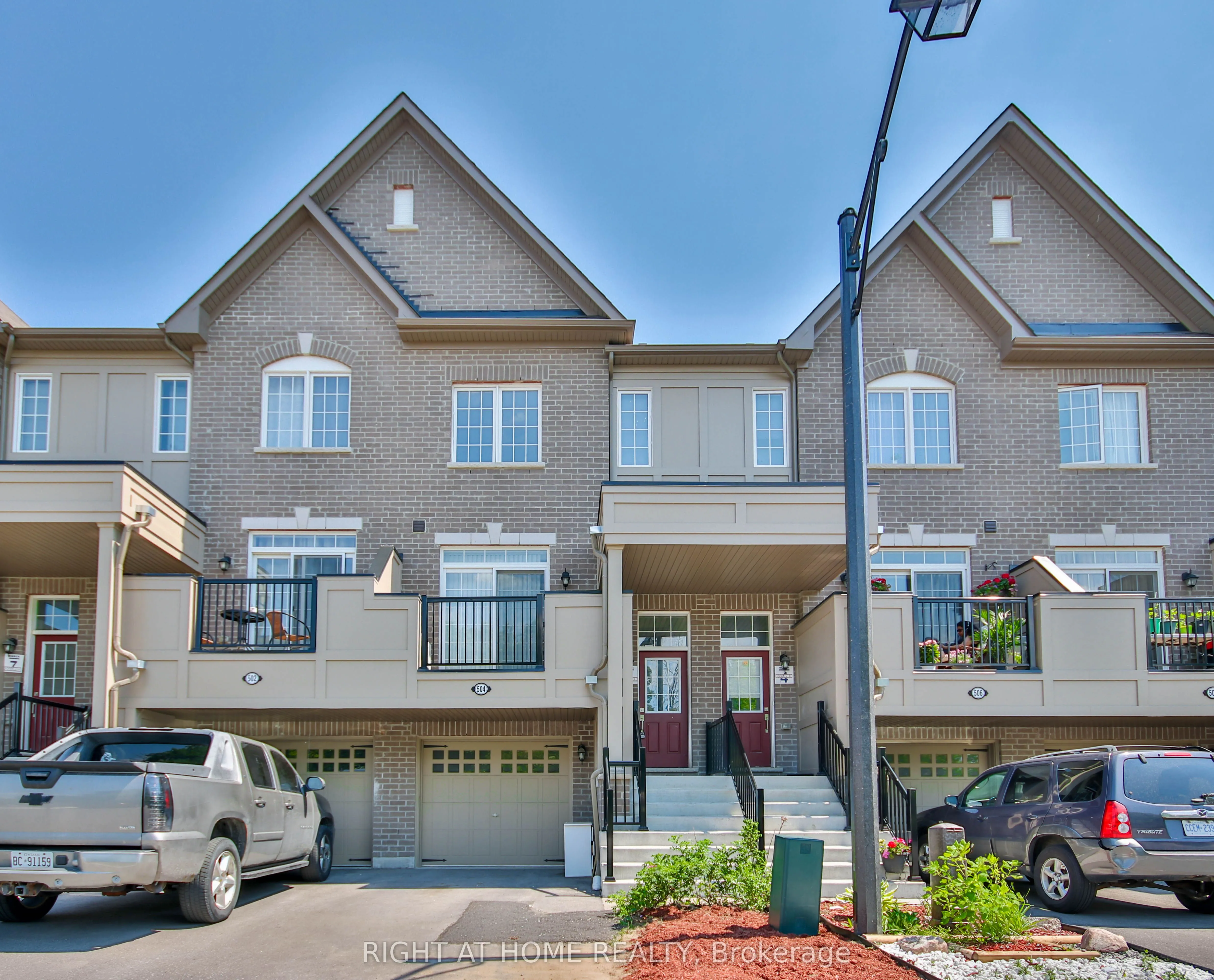 504 Rossland Road W