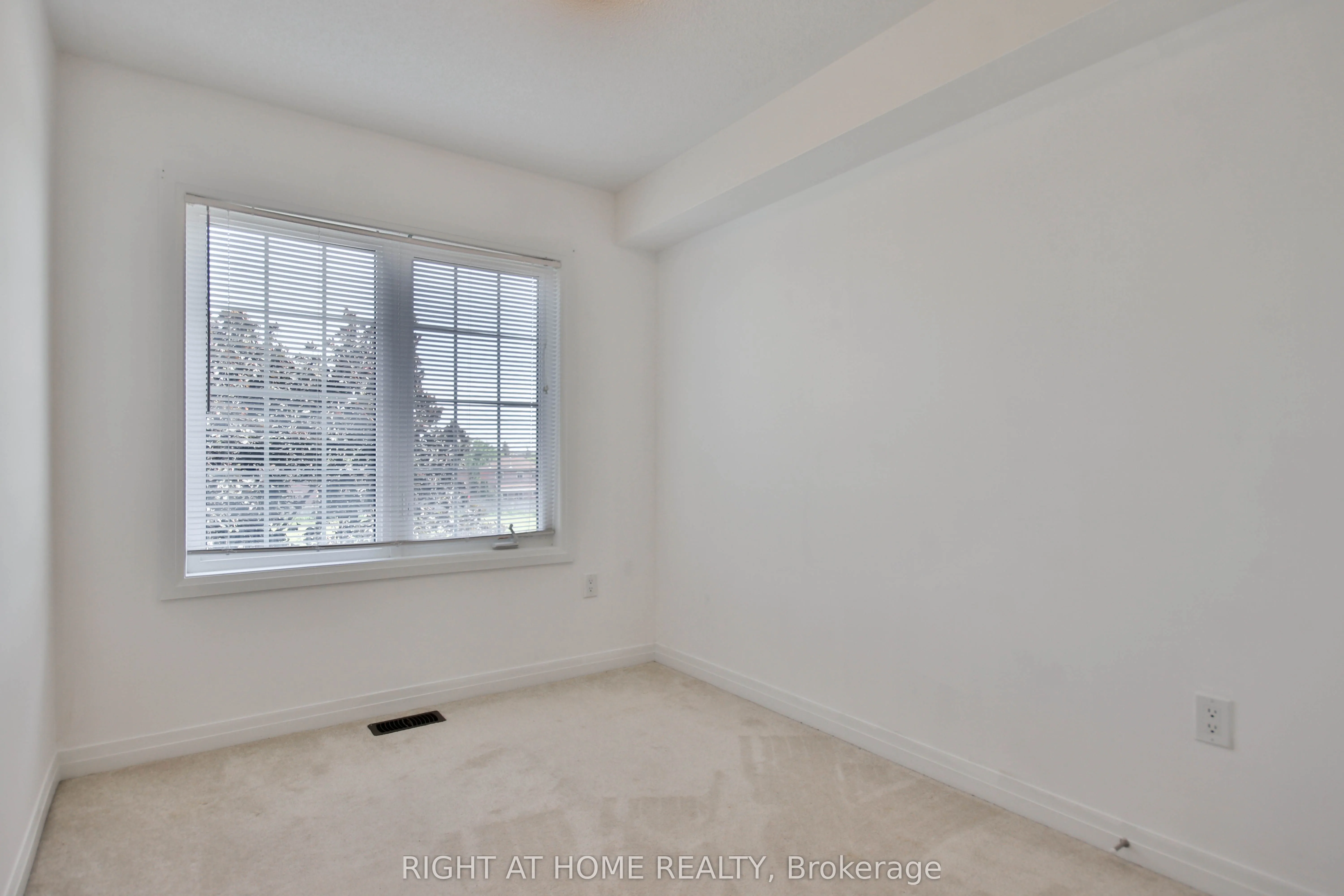 504 Rossland Road W