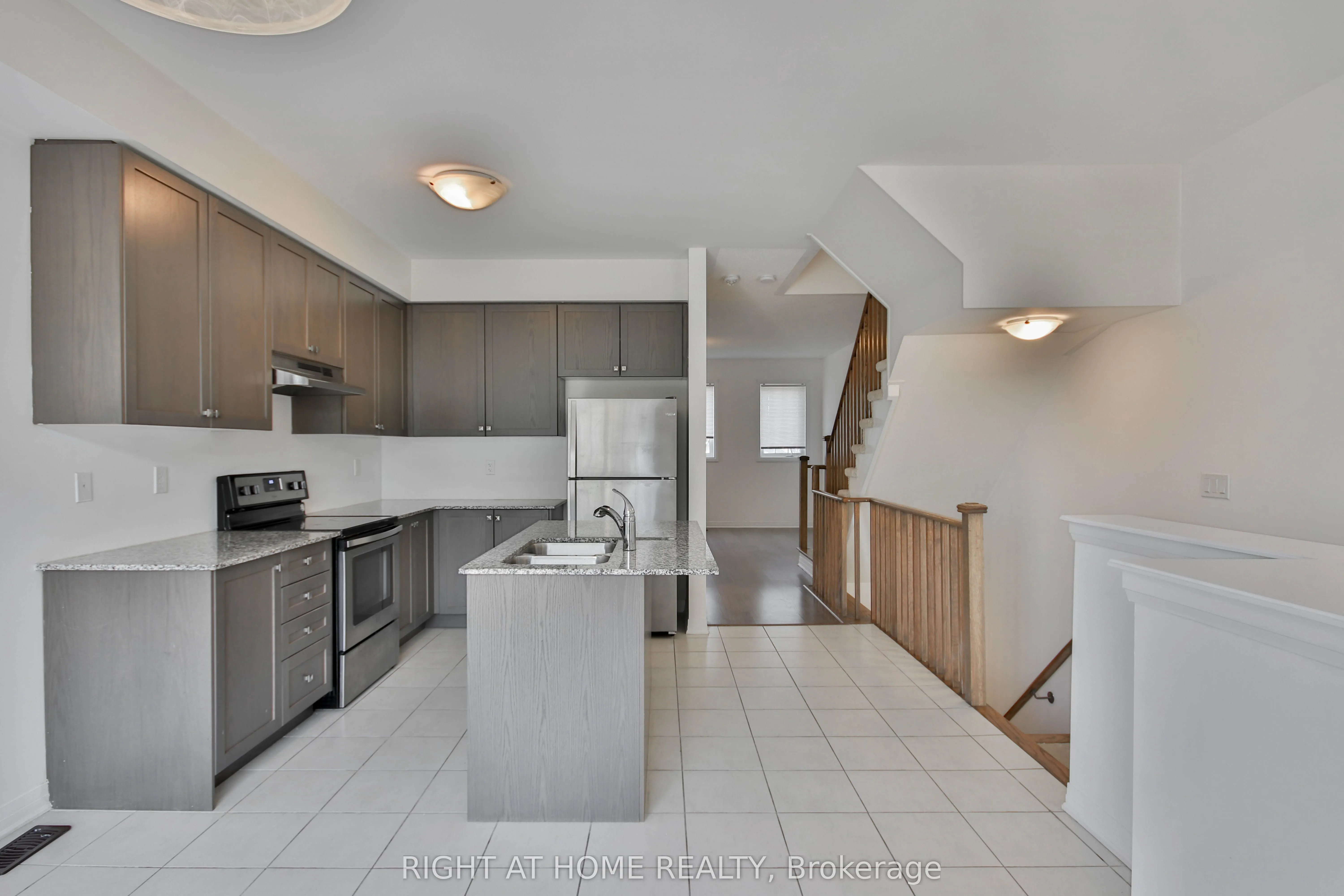 504 Rossland Road W