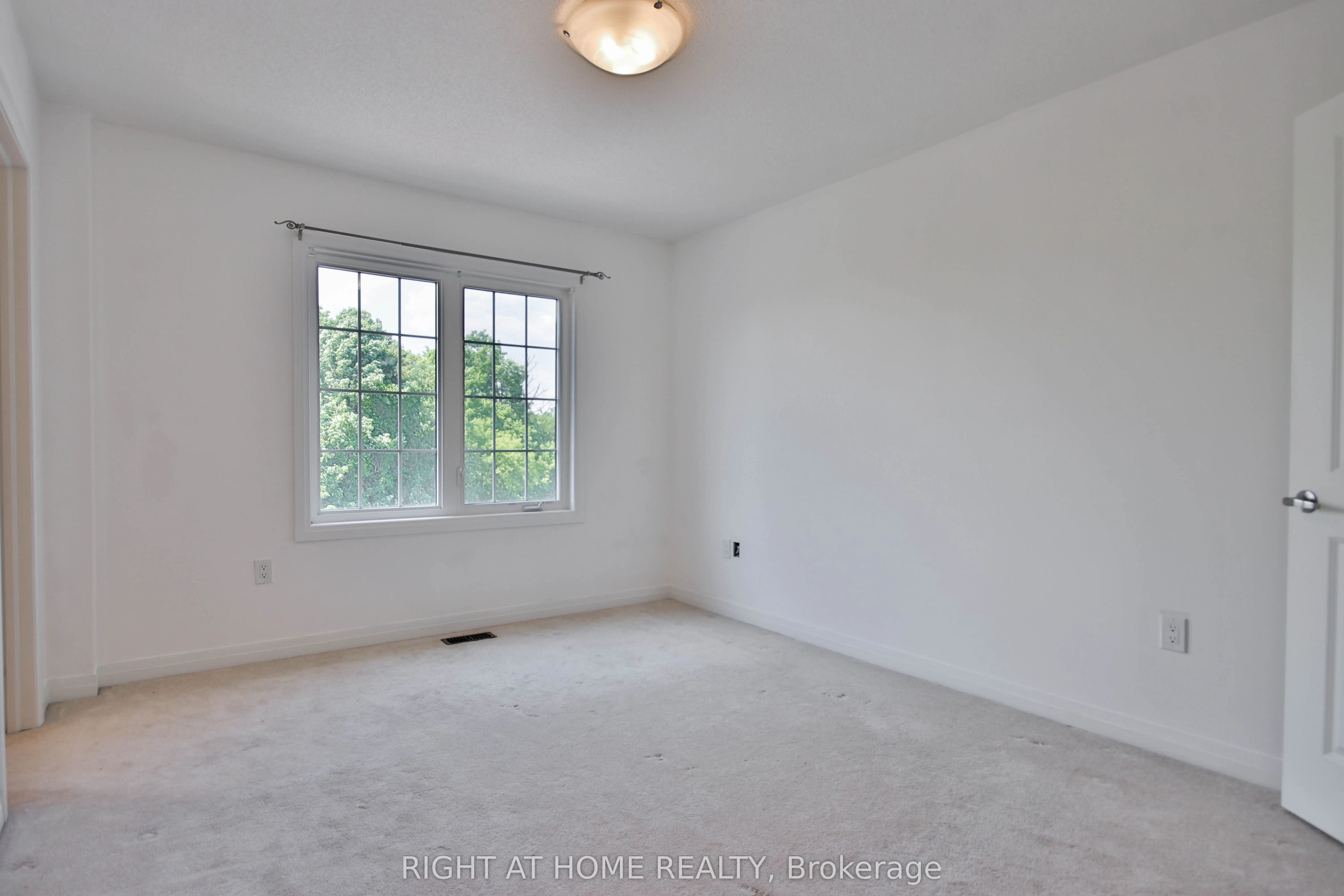 504 Rossland Road W