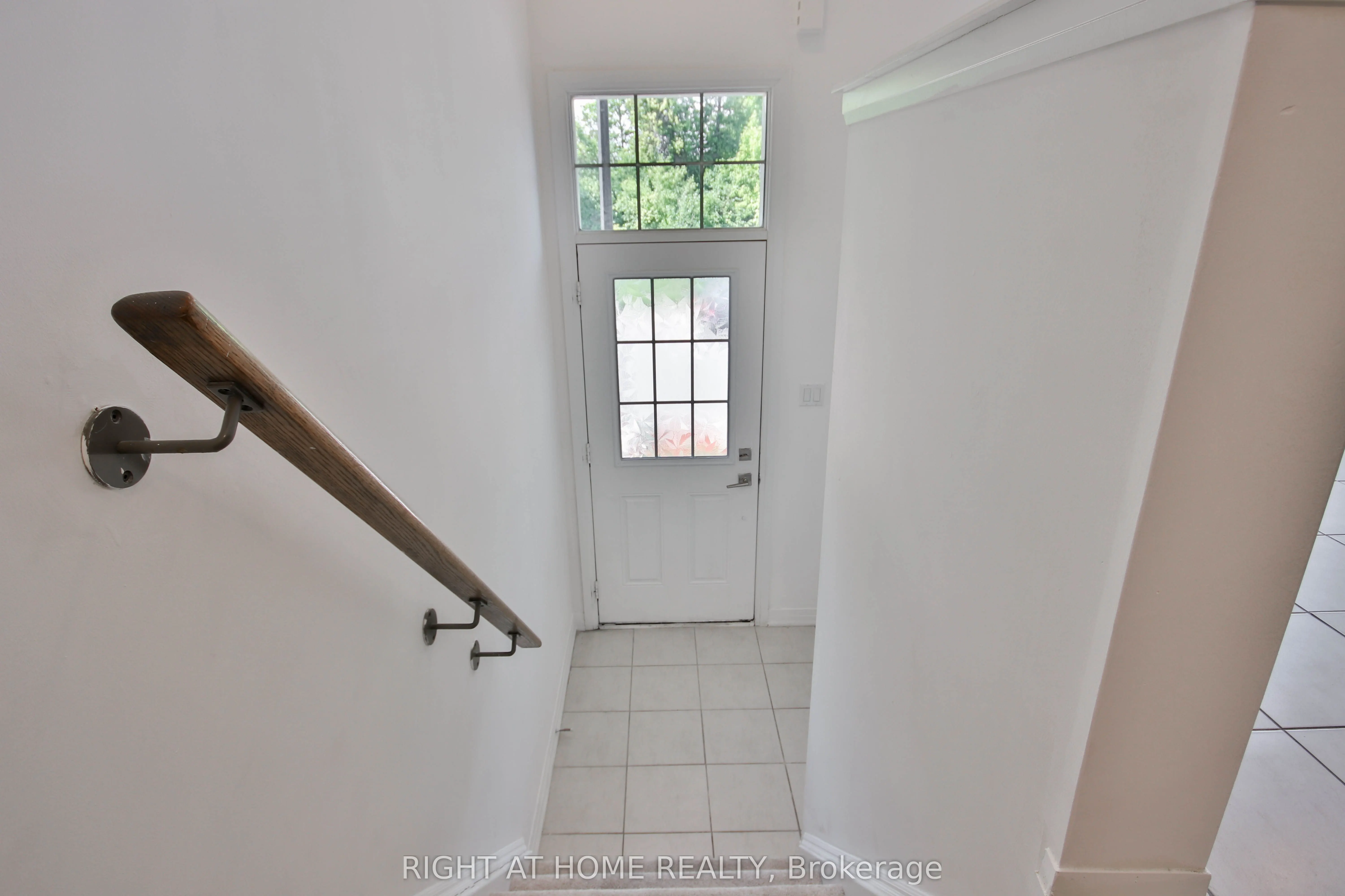 504 Rossland Road W