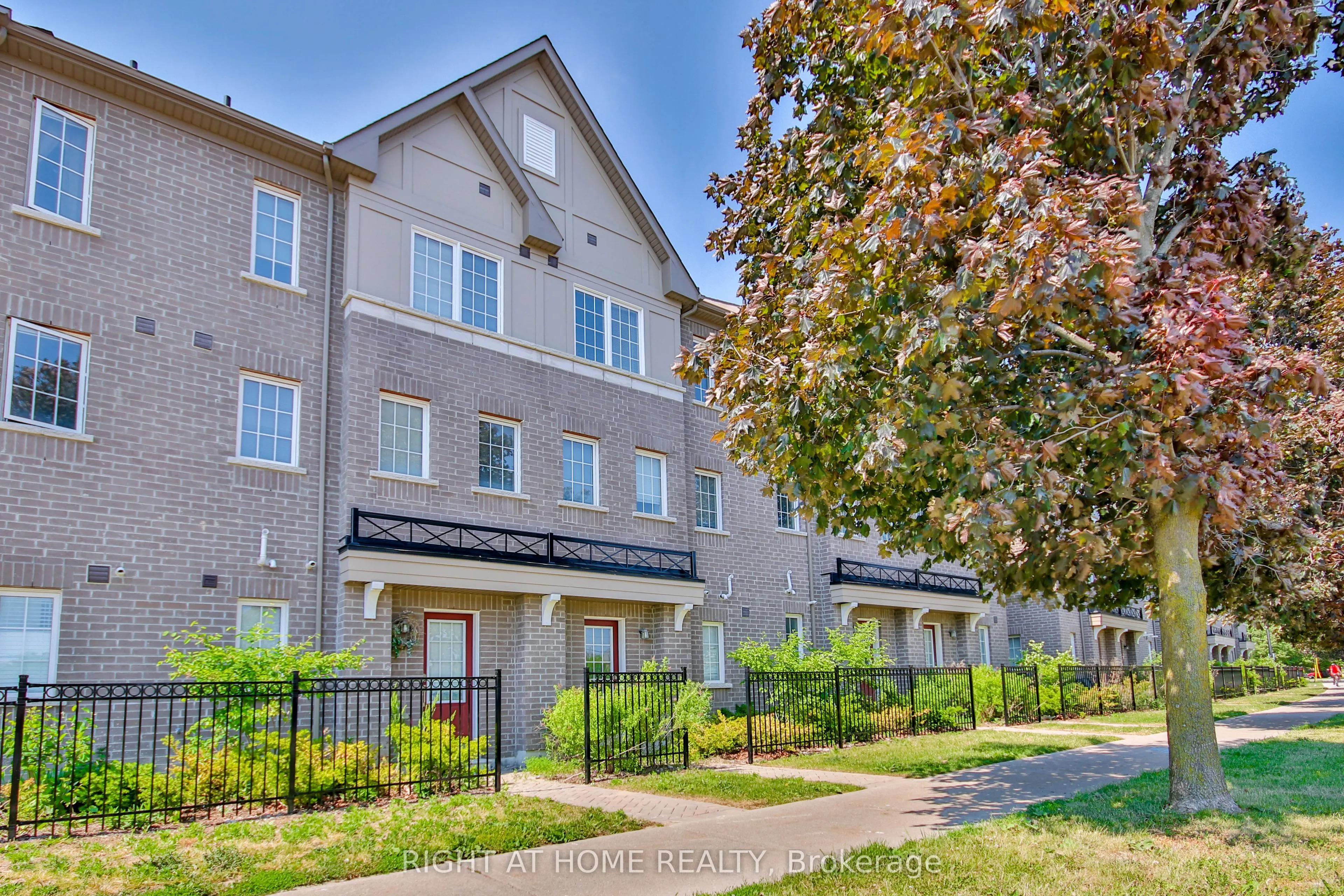 504 Rossland Road W