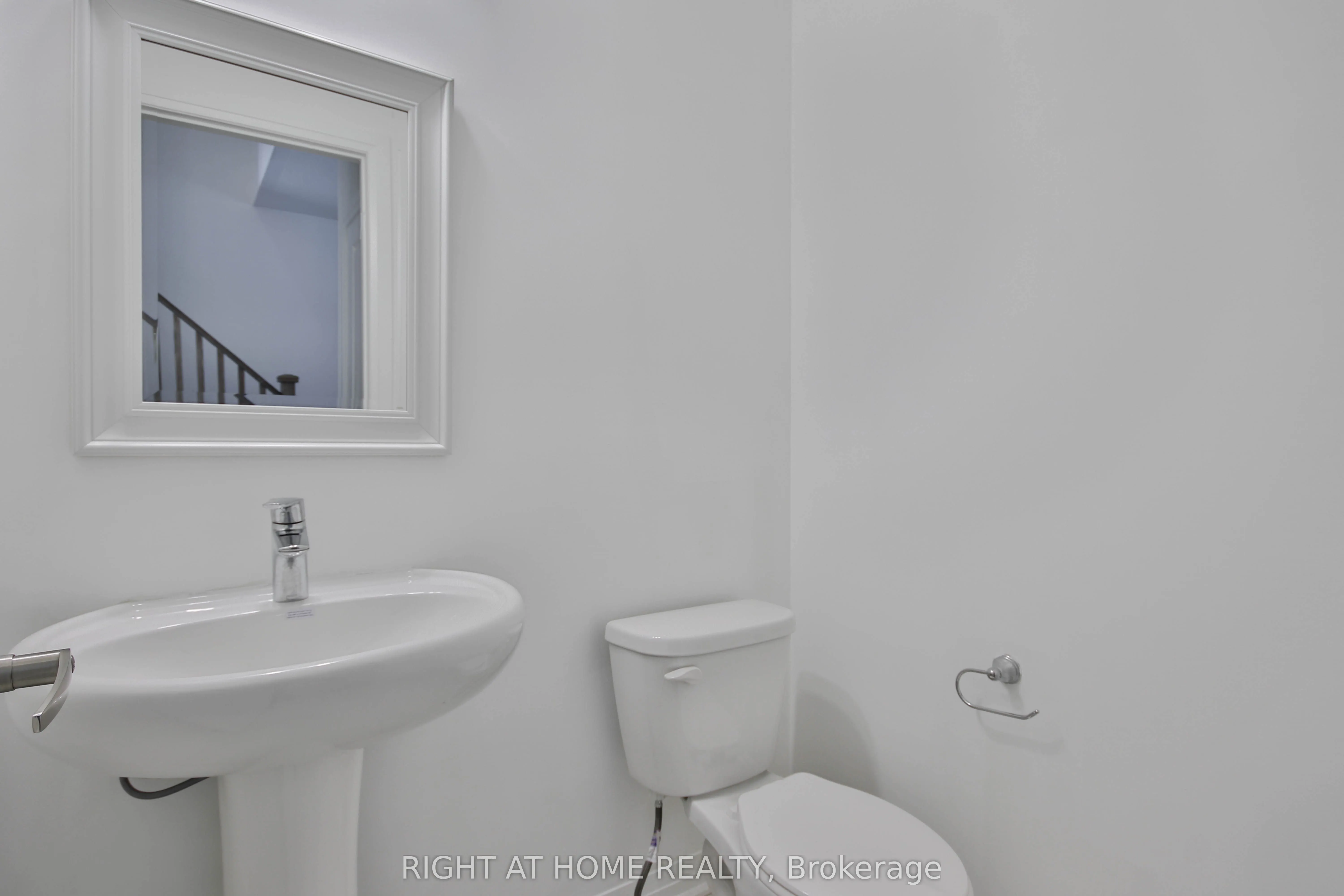 504 Rossland Road W