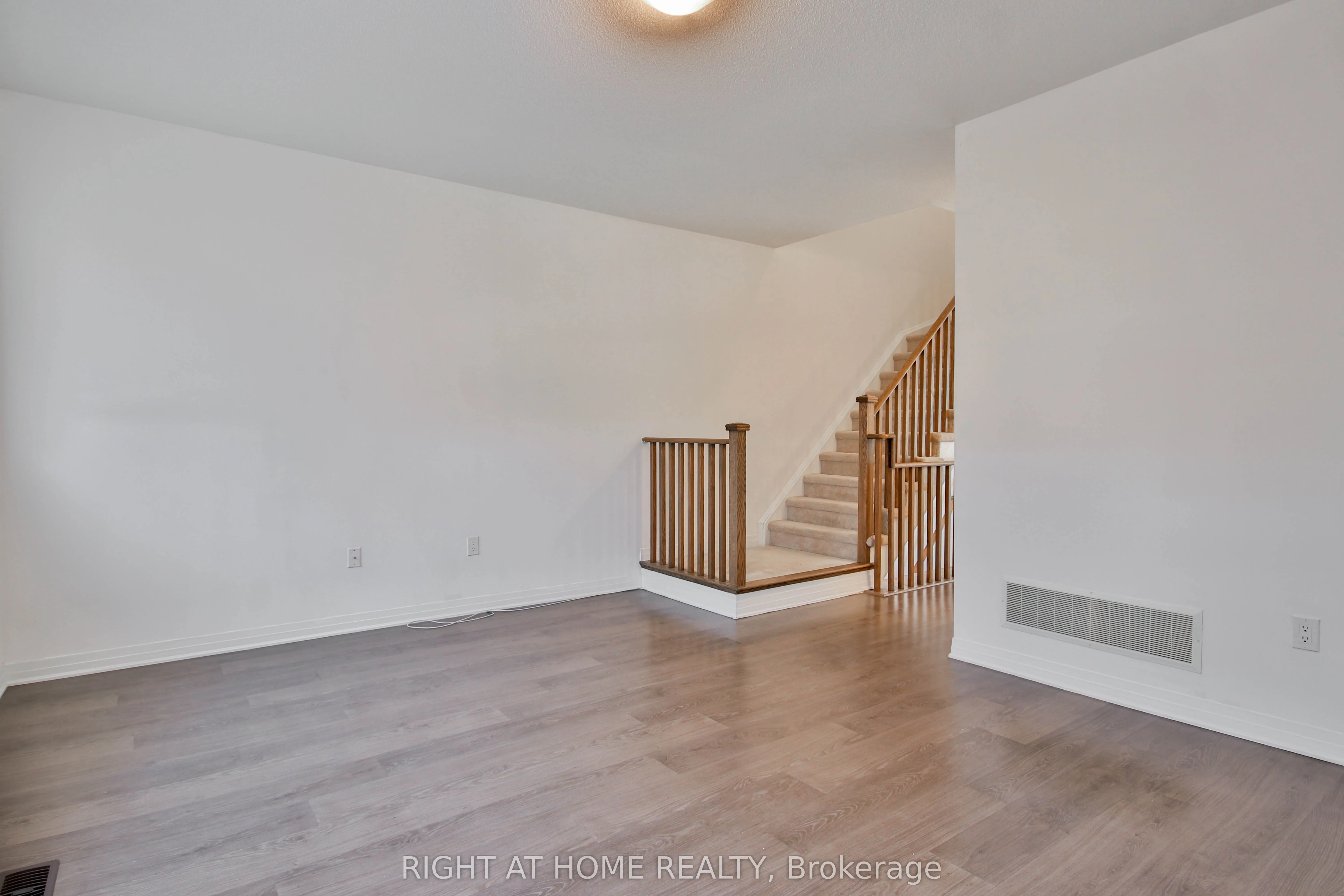 504 Rossland Road W