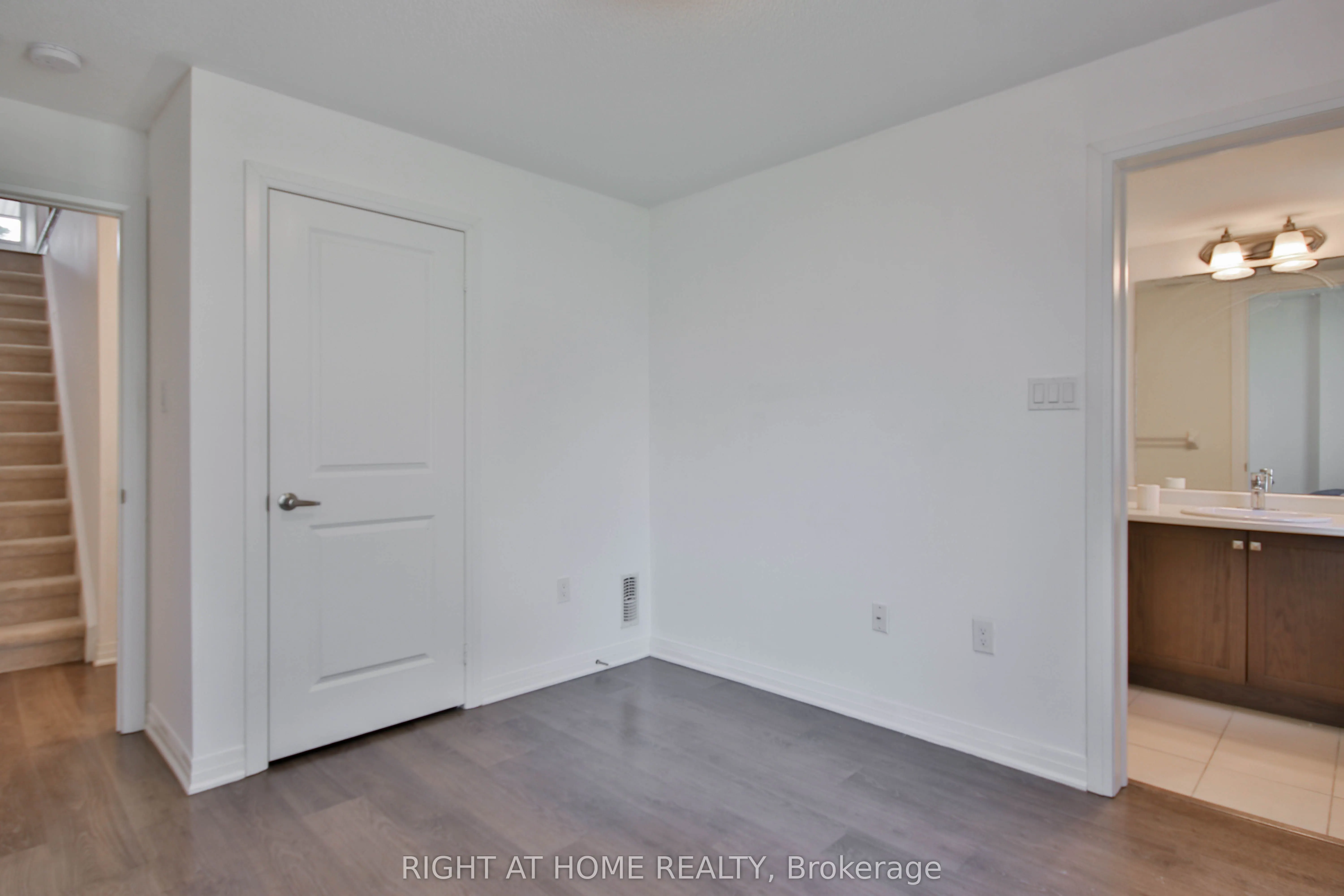 504 Rossland Road W