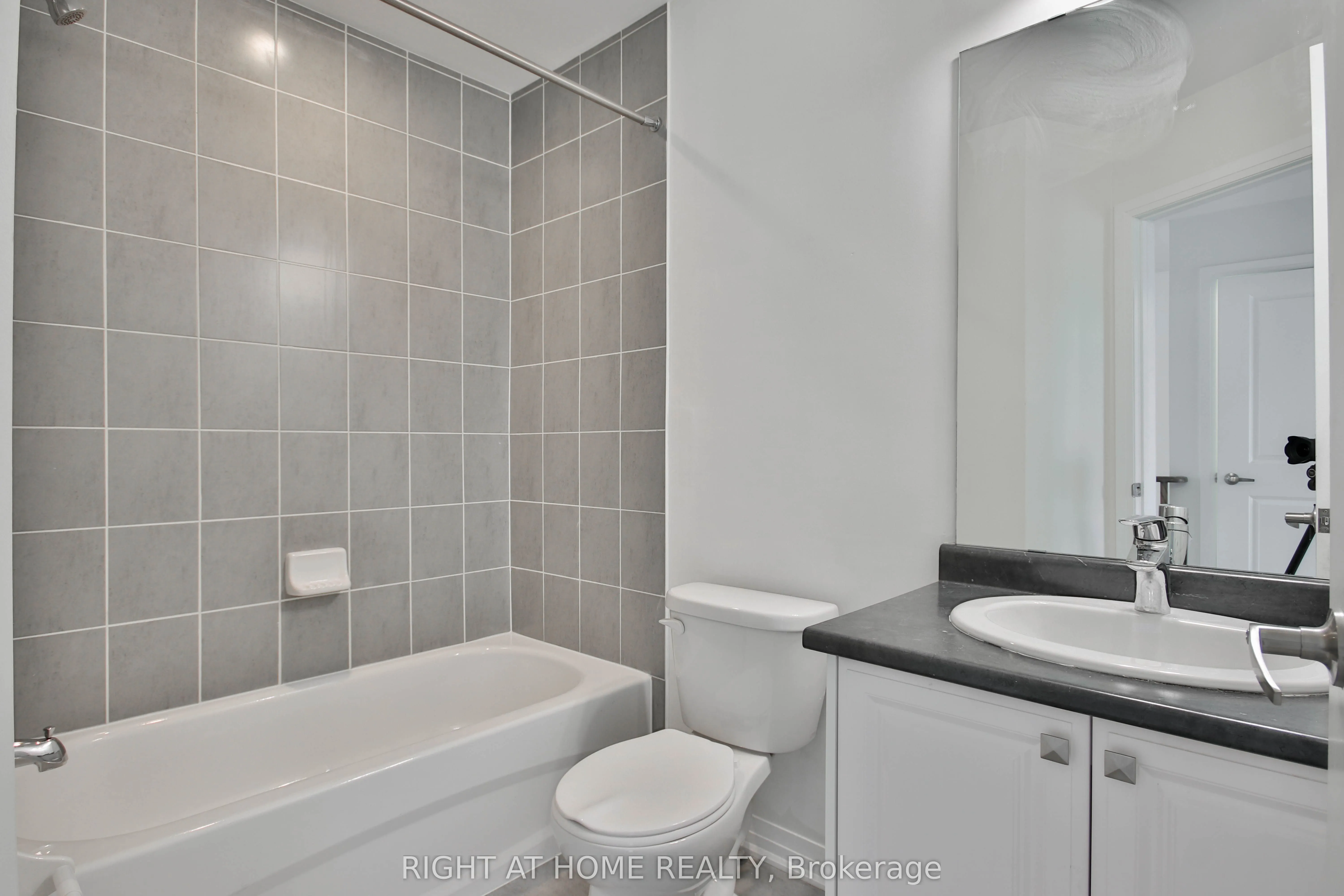 504 Rossland Road W