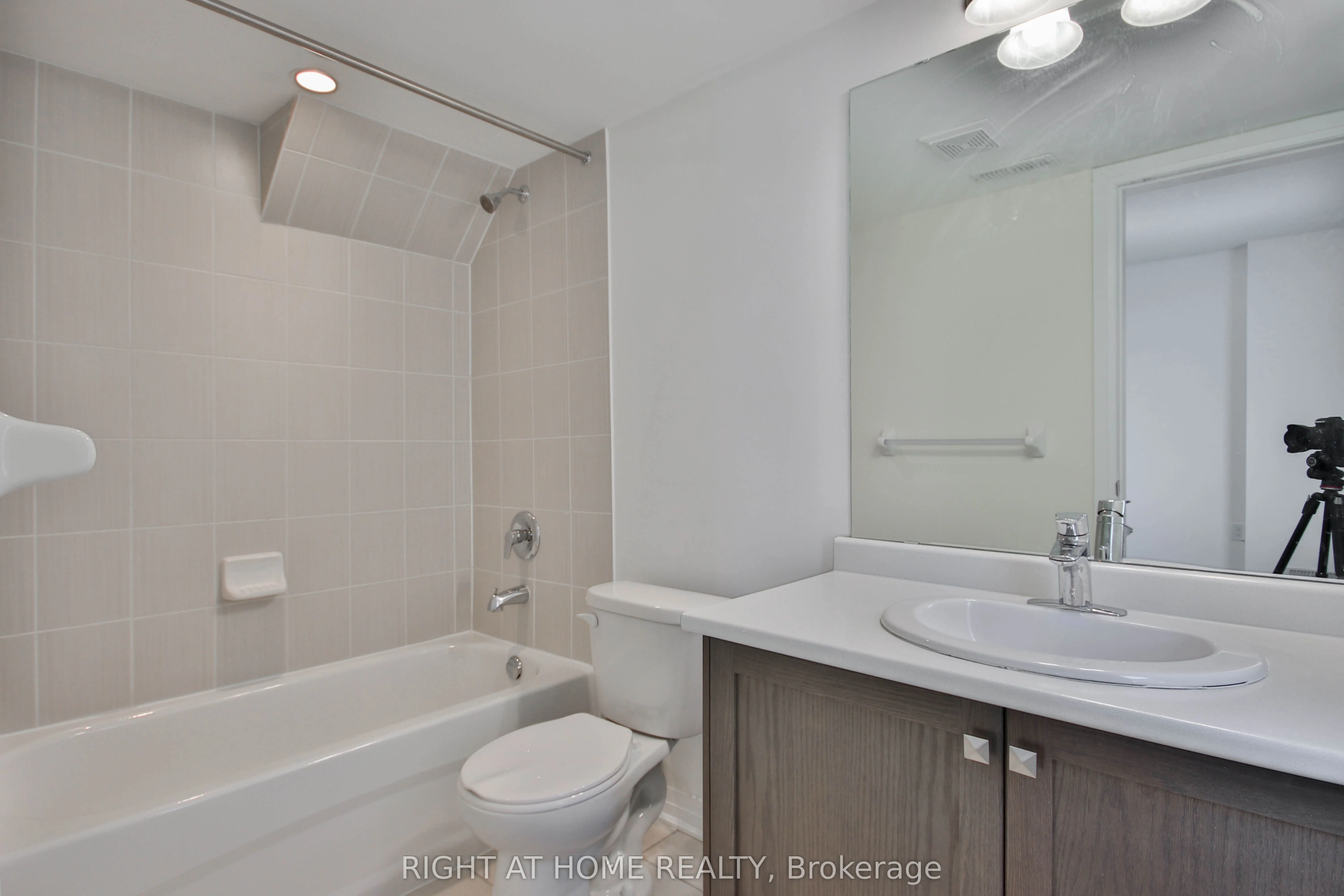 504 Rossland Road W