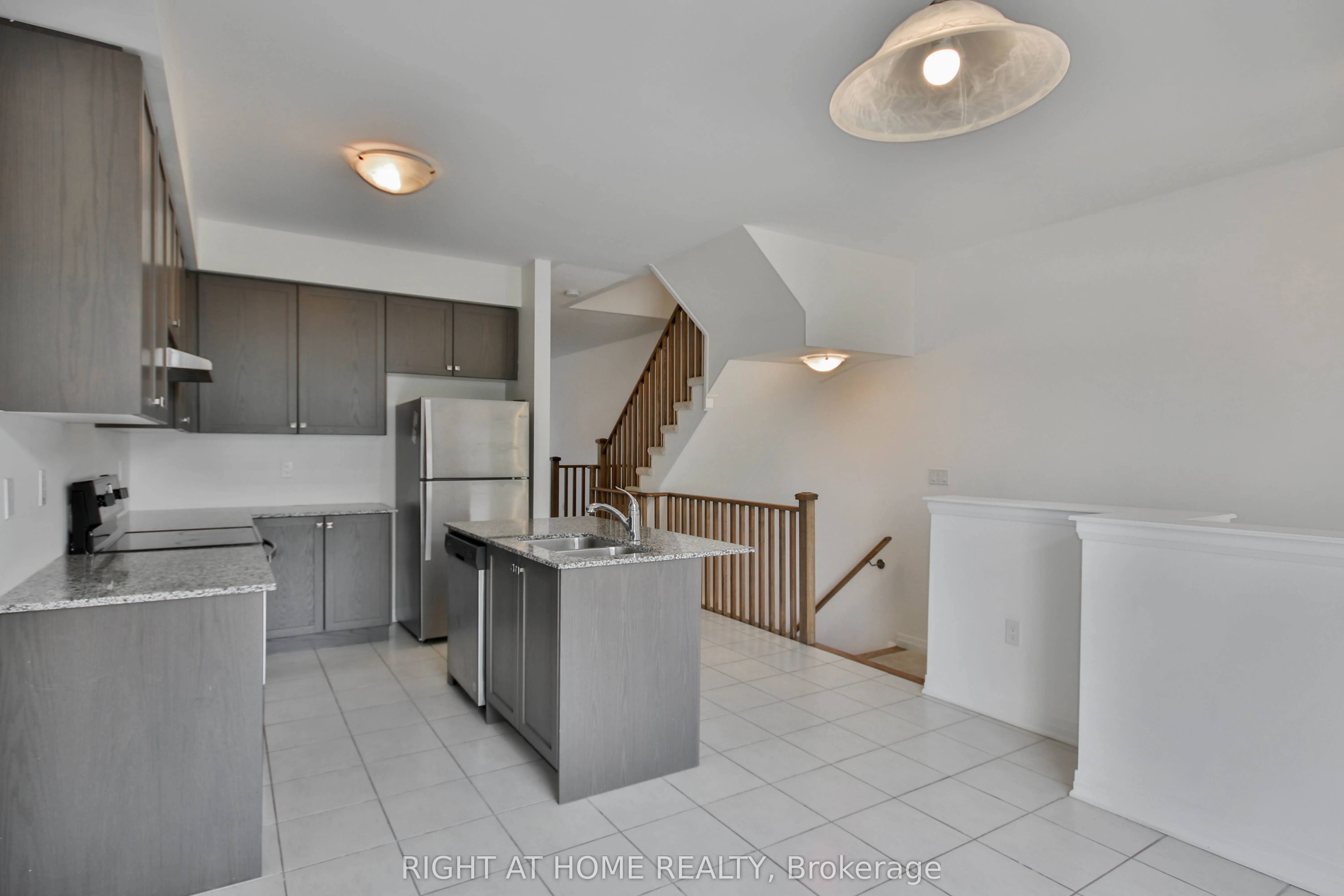 504 Rossland Road W