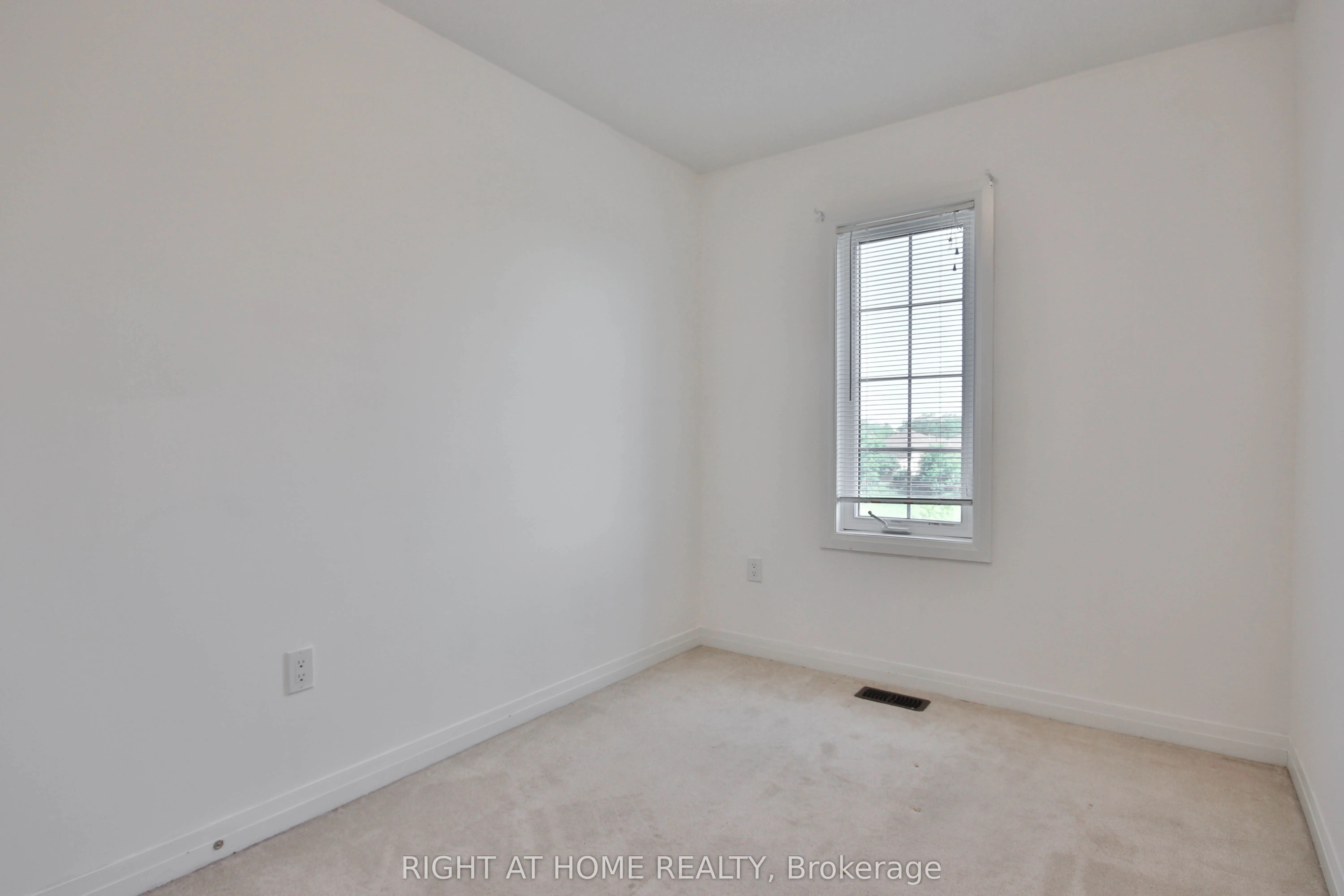 504 Rossland Road W