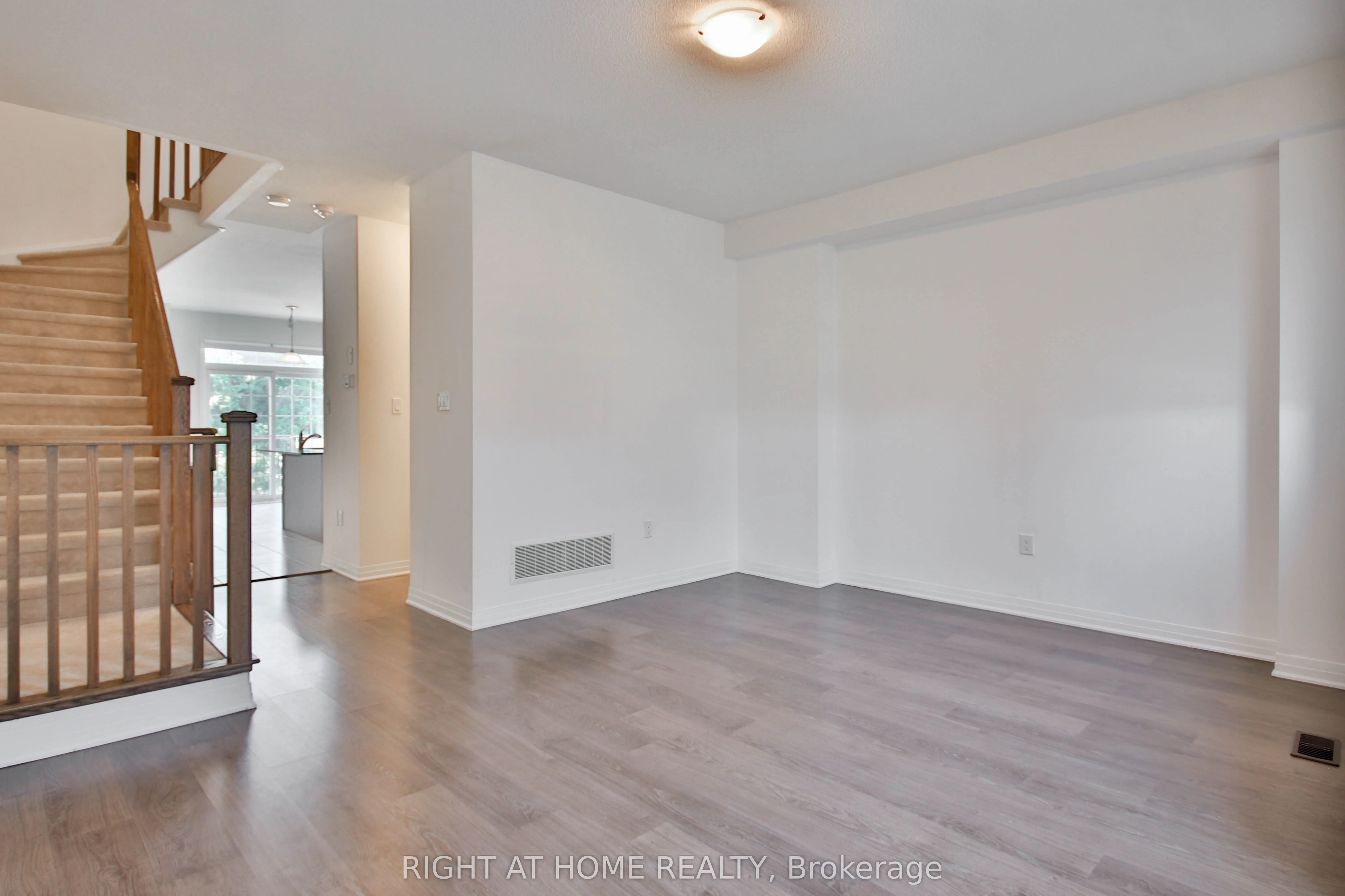 504 Rossland Road W