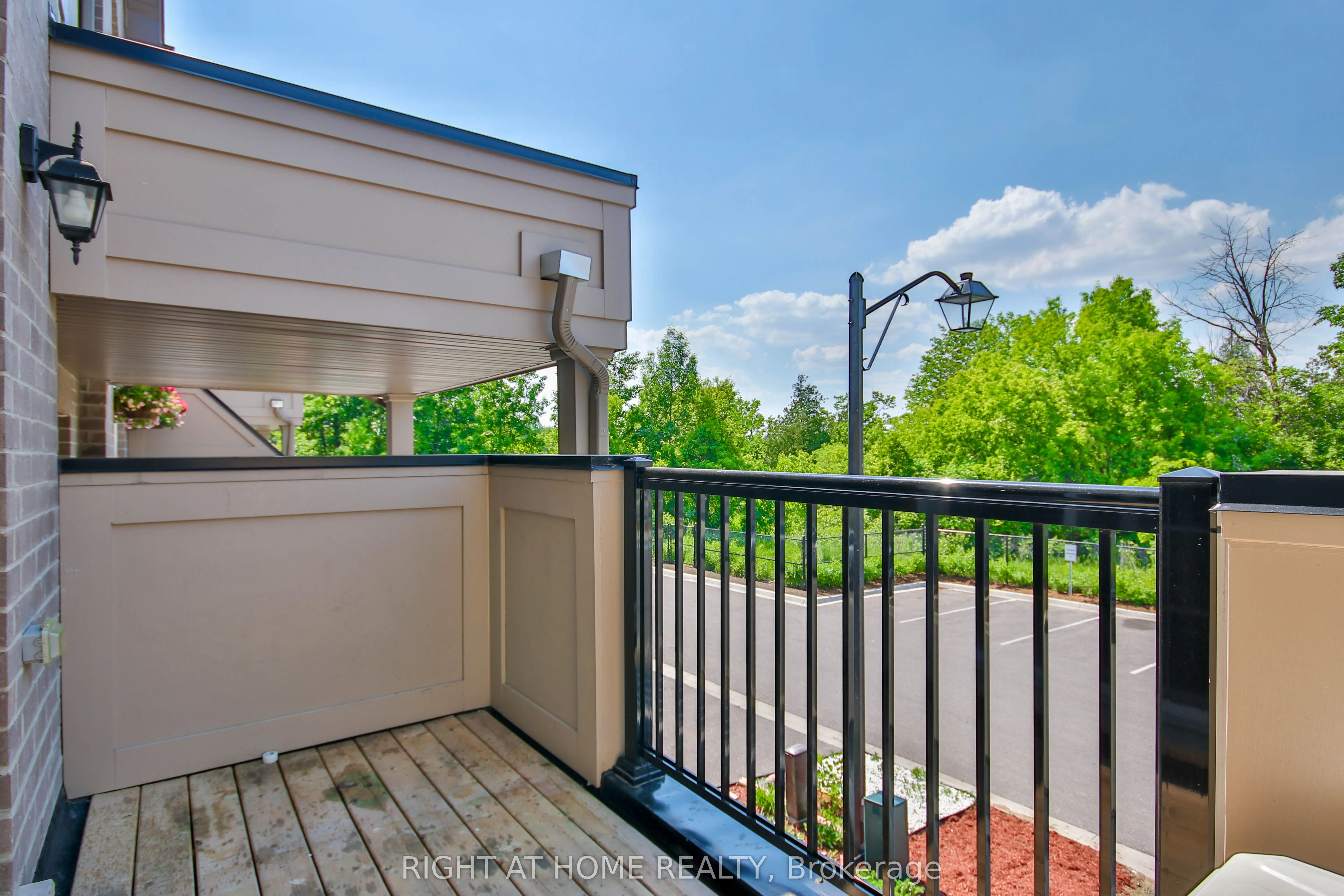 504 Rossland Road W