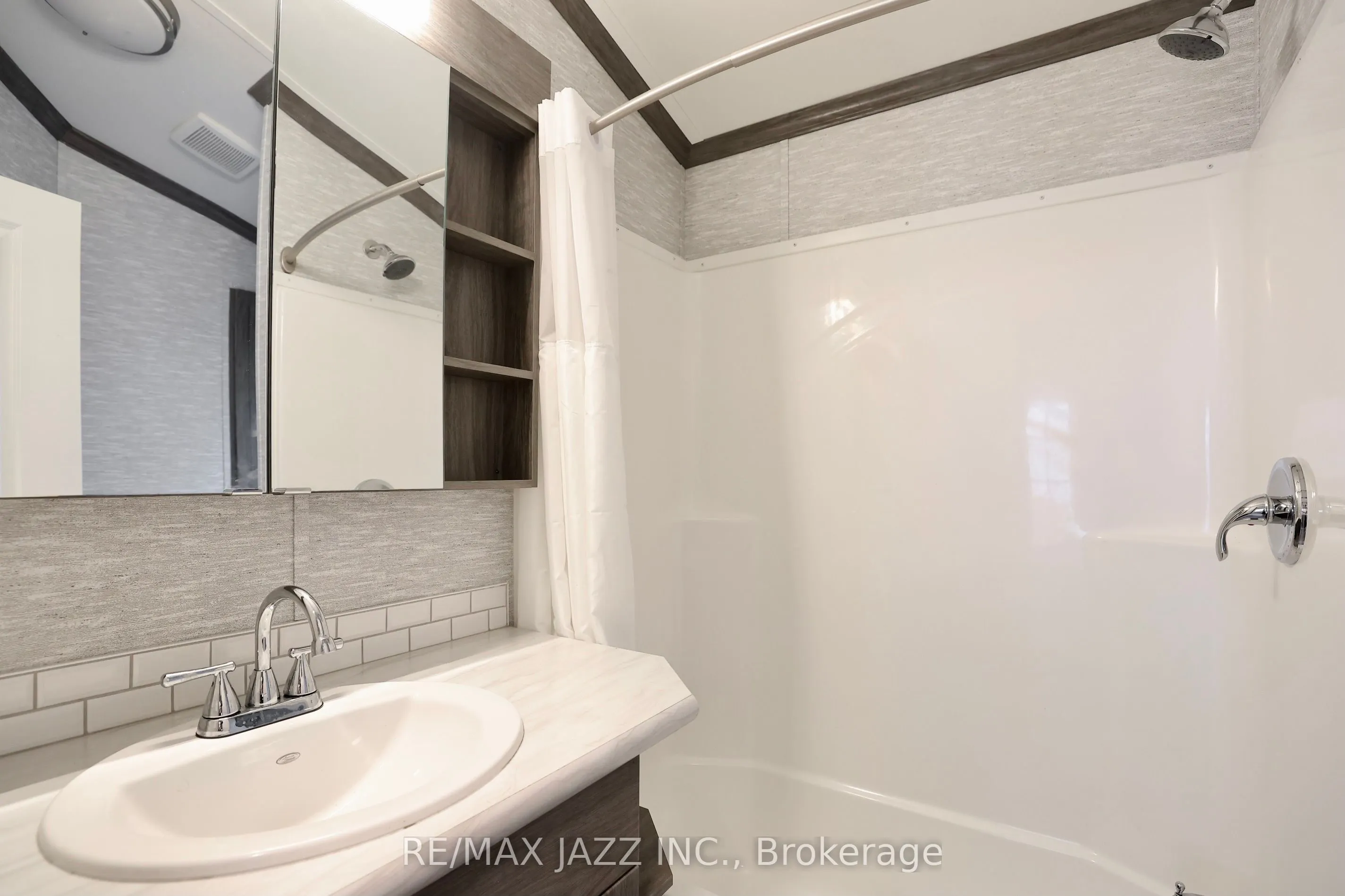 225 Platten Boulevard, #819
