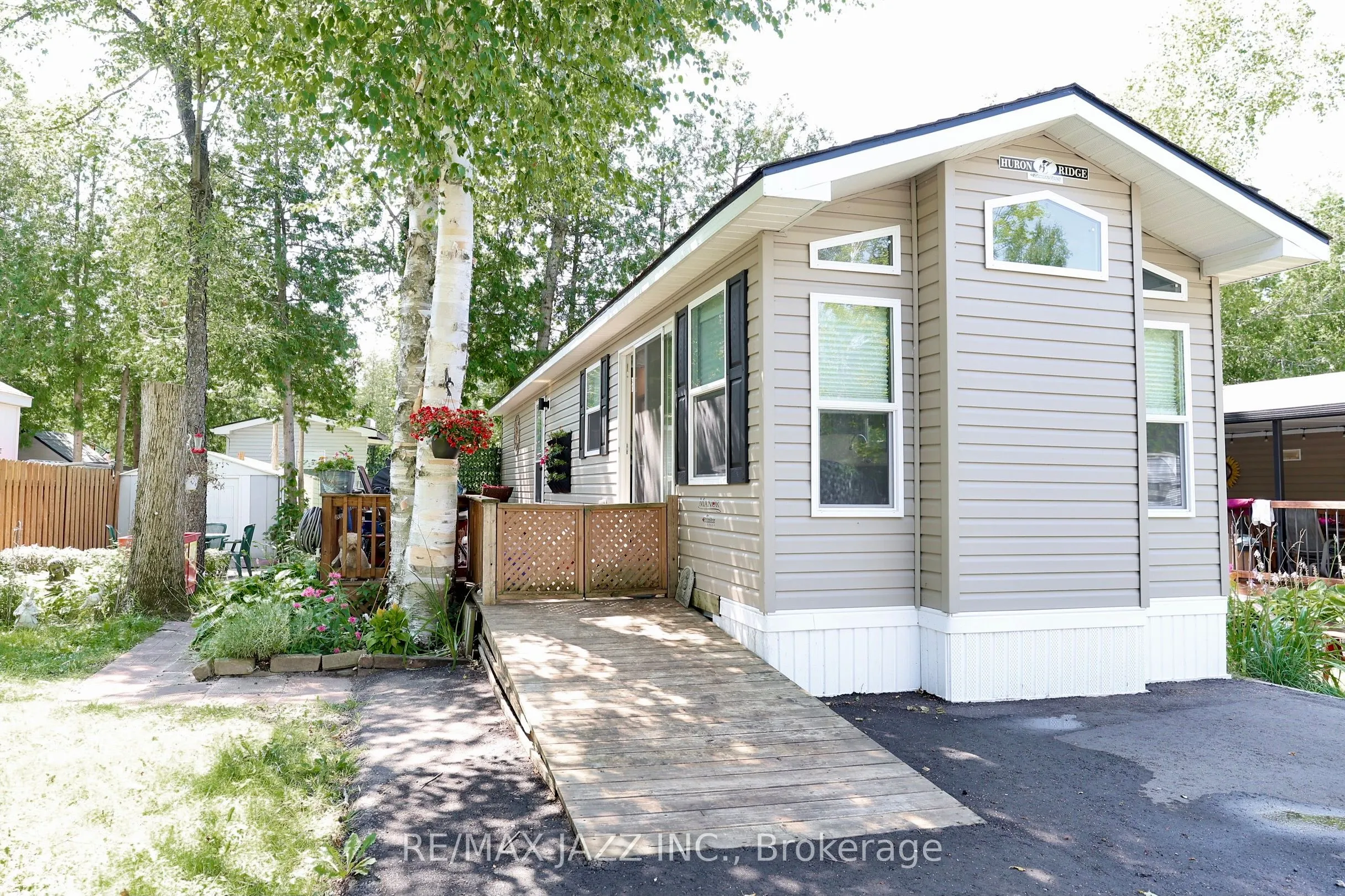 225 Platten Boulevard, #819