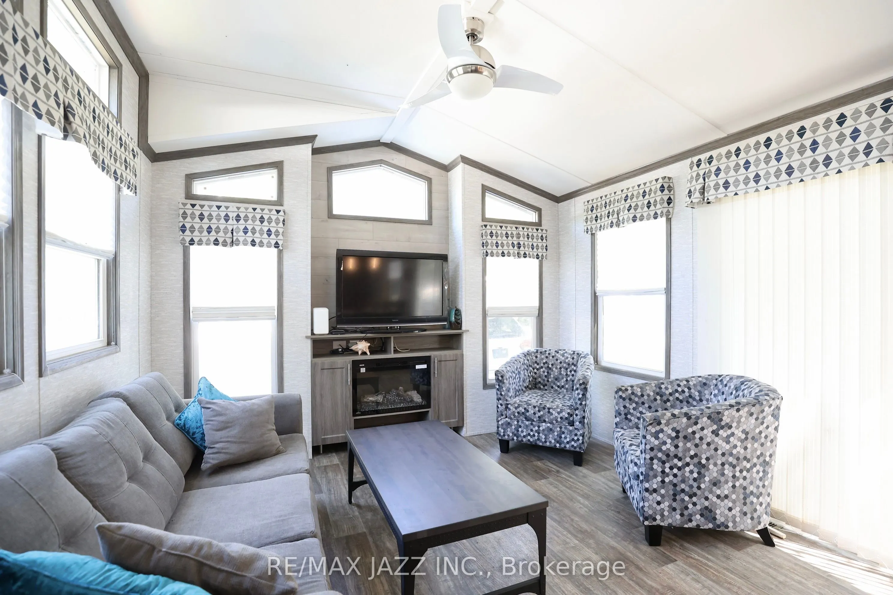 225 Platten Boulevard, #819
