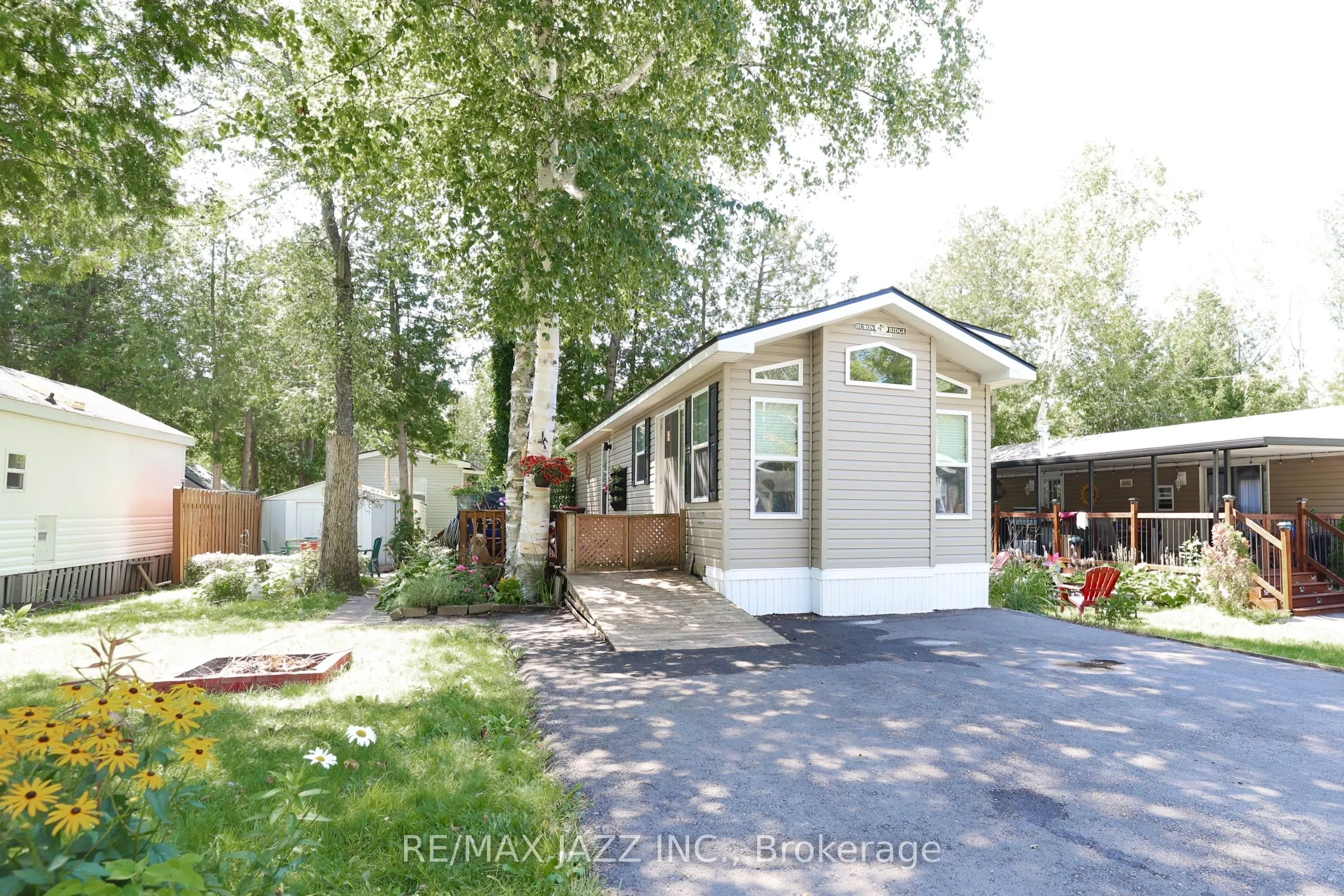 225 Platten Boulevard, #819