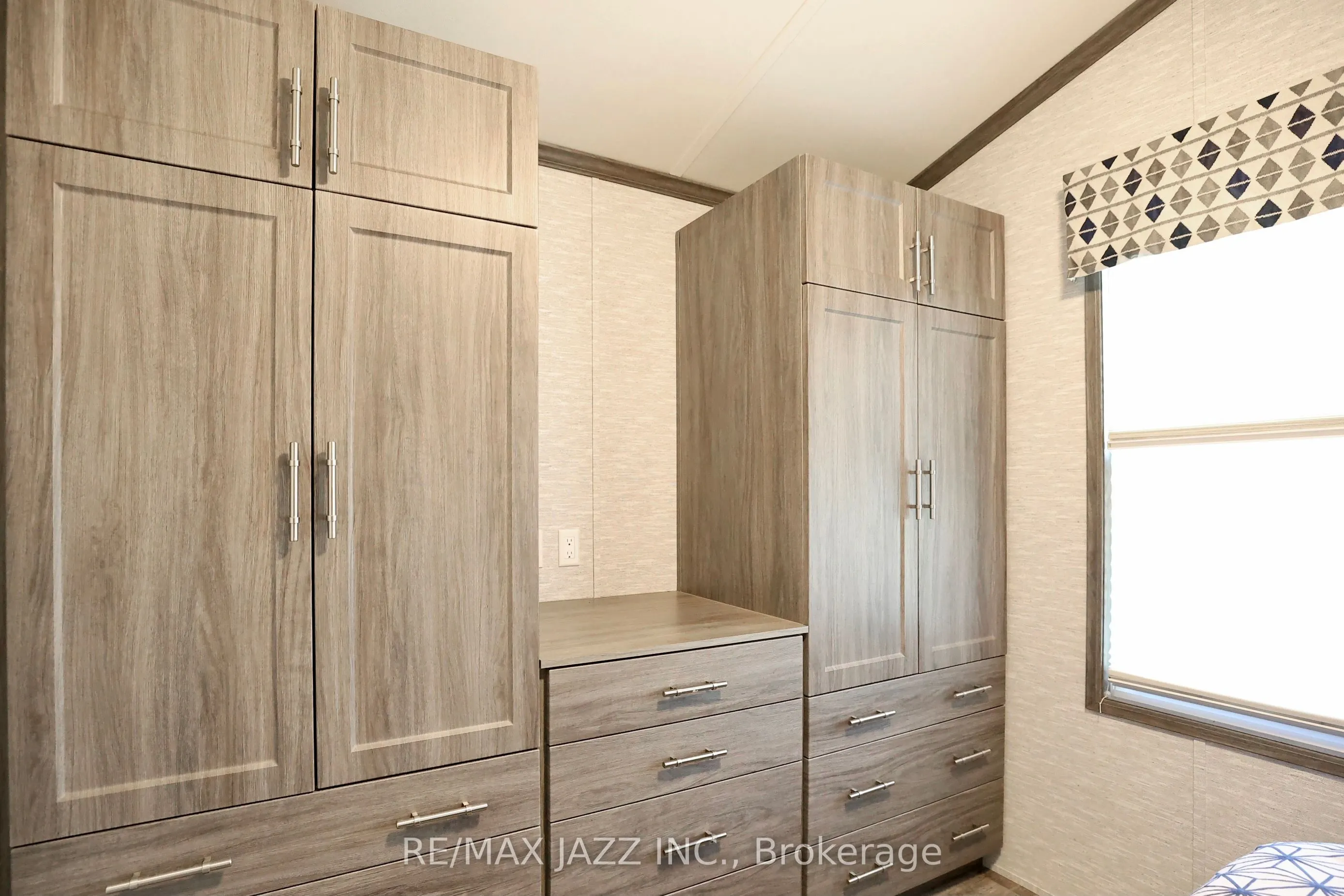 225 Platten Boulevard, #819