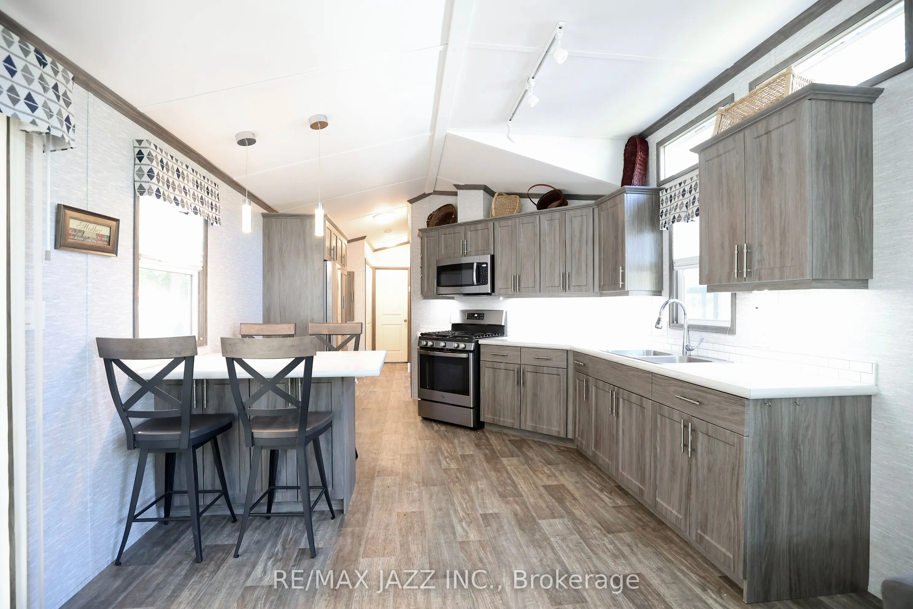 225 Platten Boulevard, #819