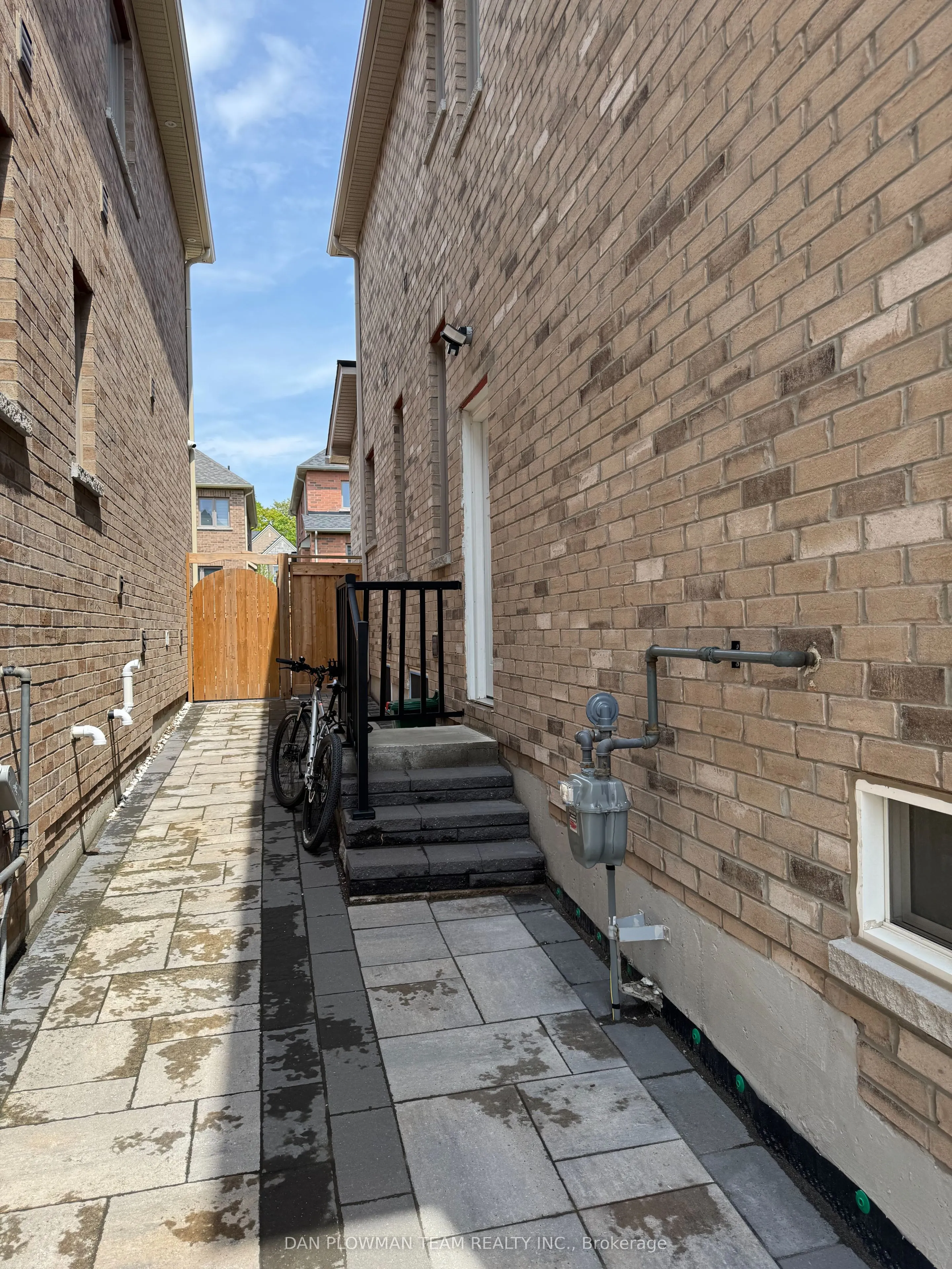 10 St. Ives Crescent, #Basement