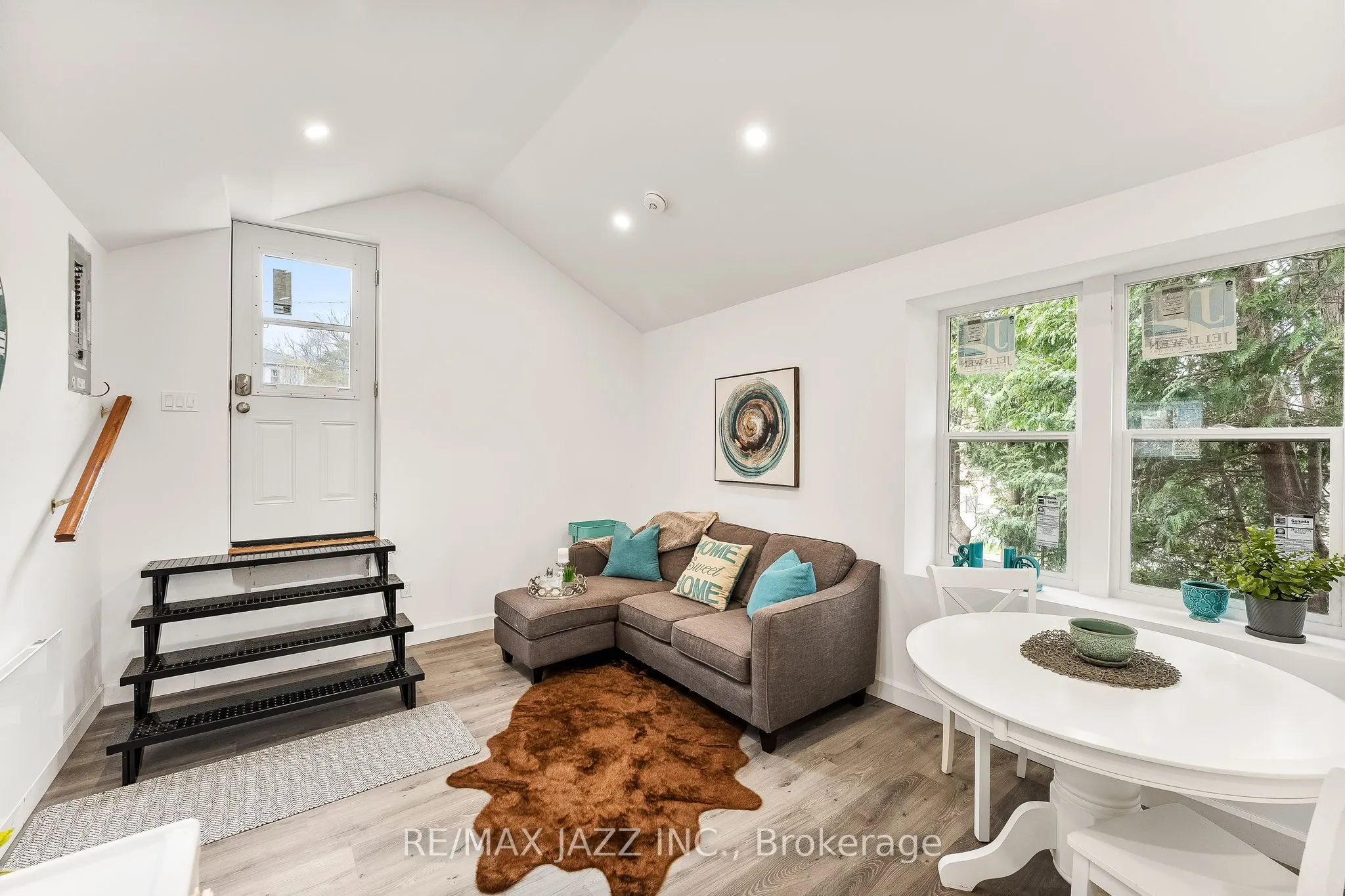 394 B Queen Street