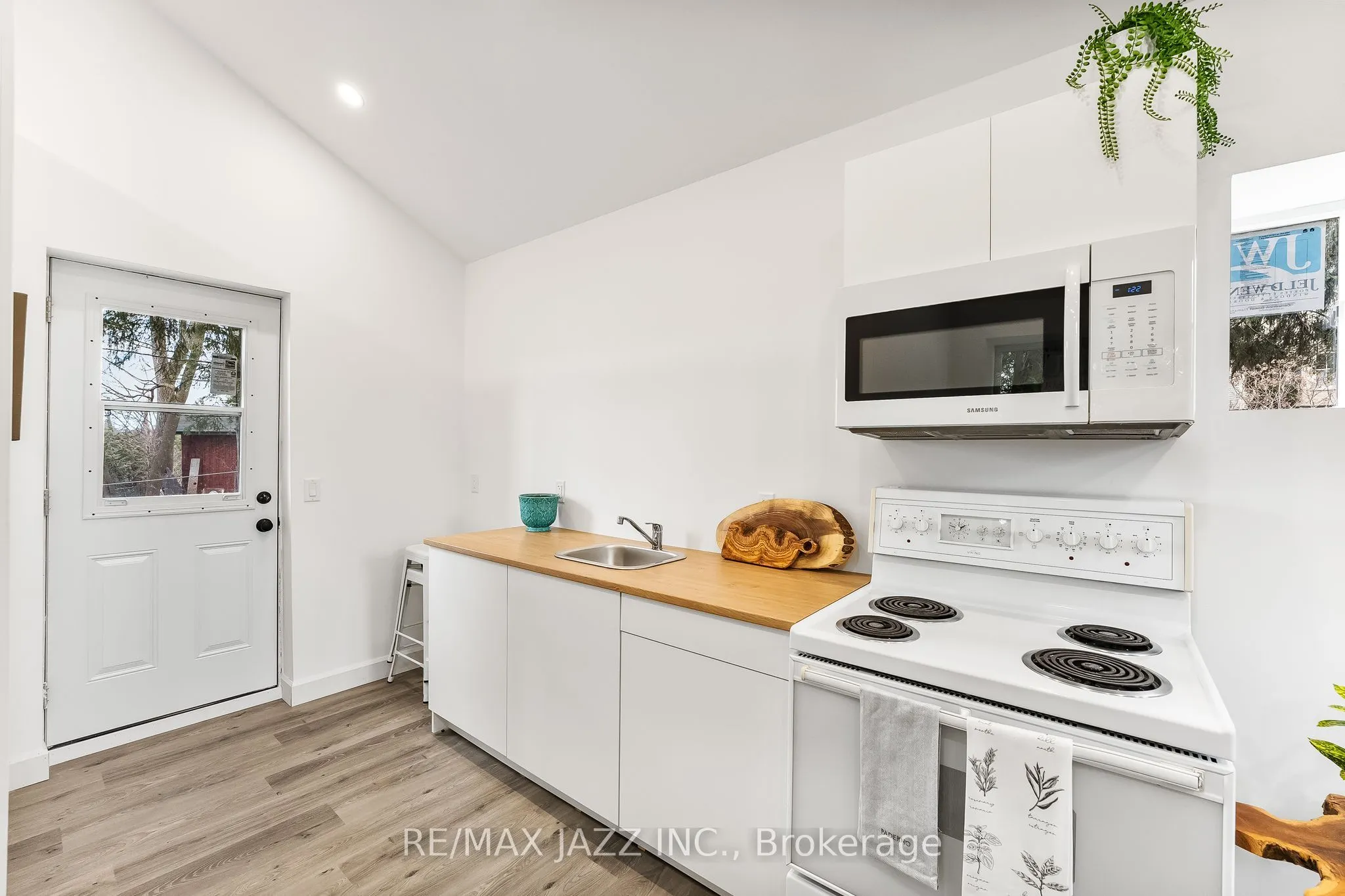 394 B Queen Street