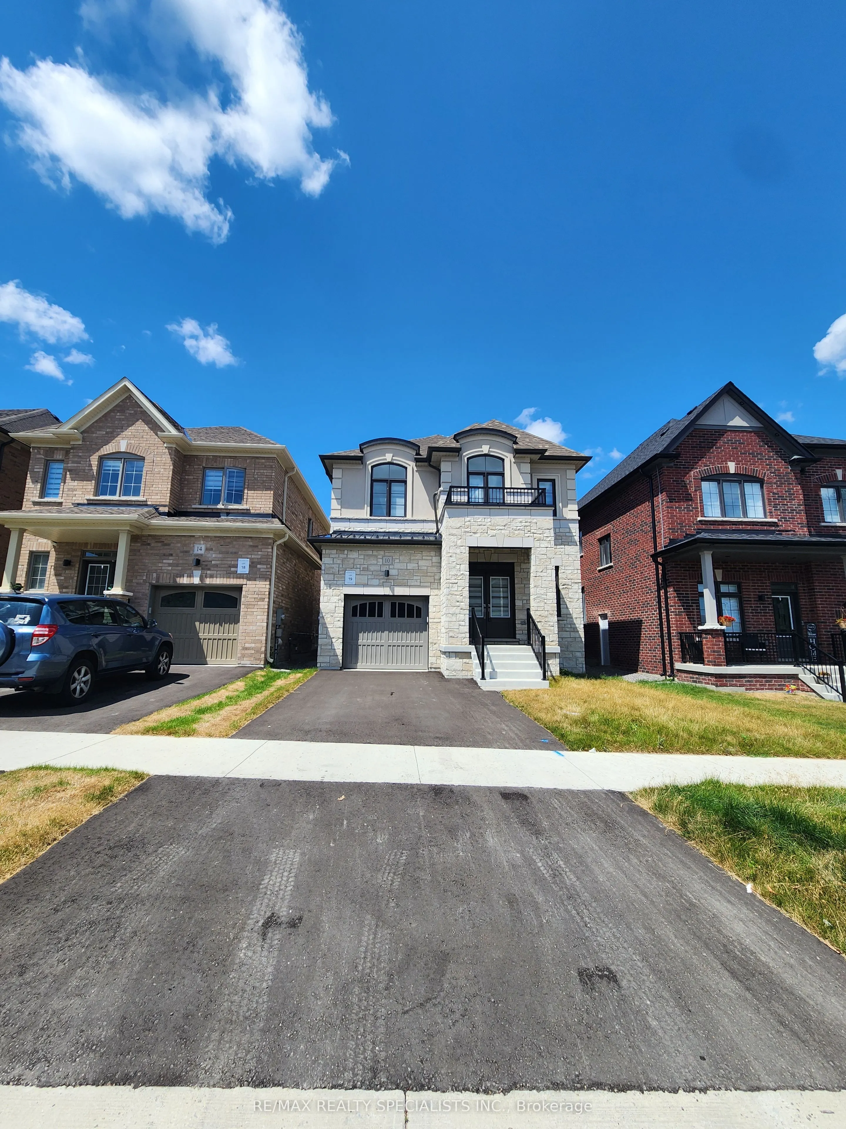 10 Ed Ewert Avenue, #LOWER