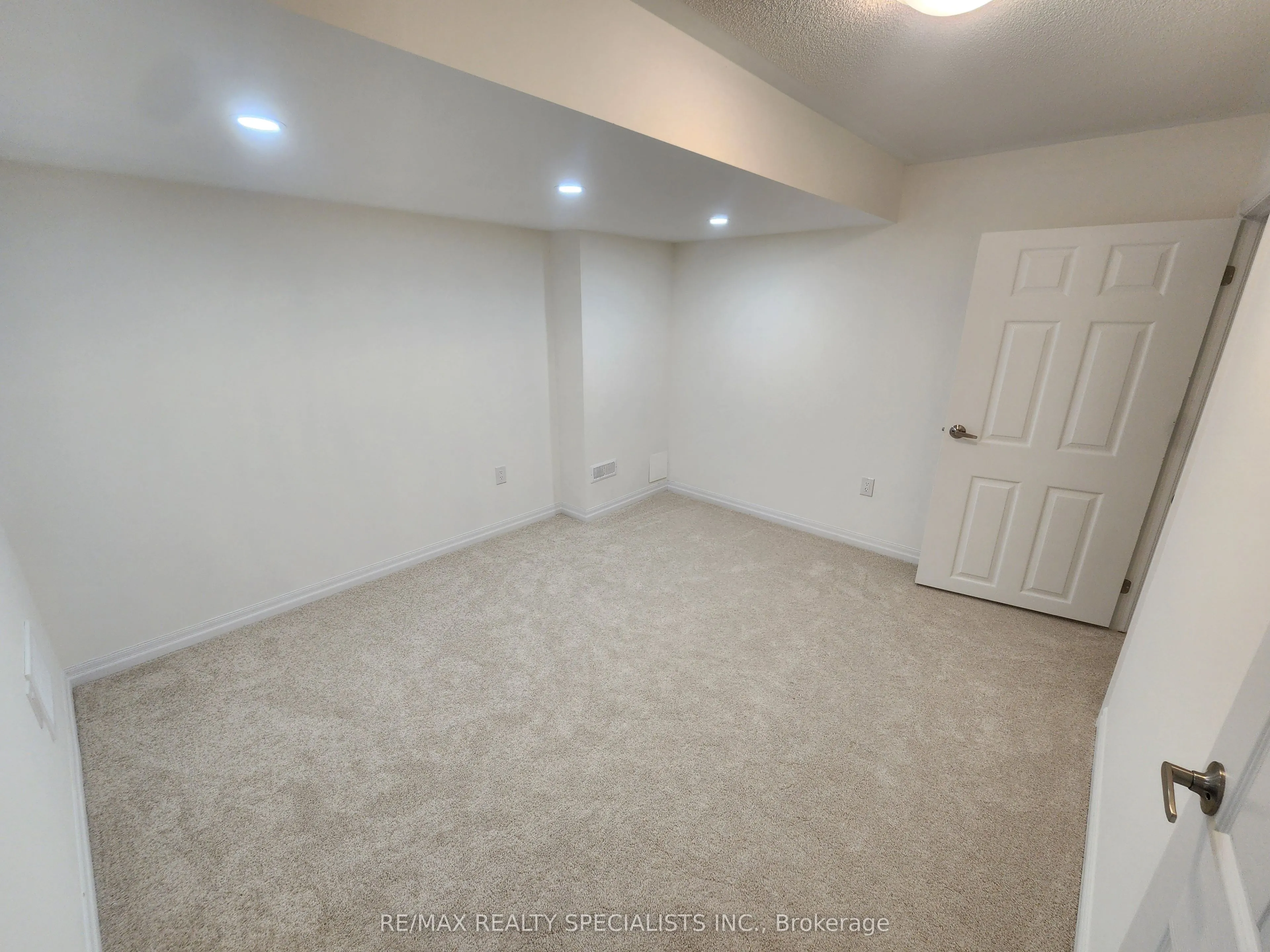 10 Ed Ewert Avenue, #LOWER