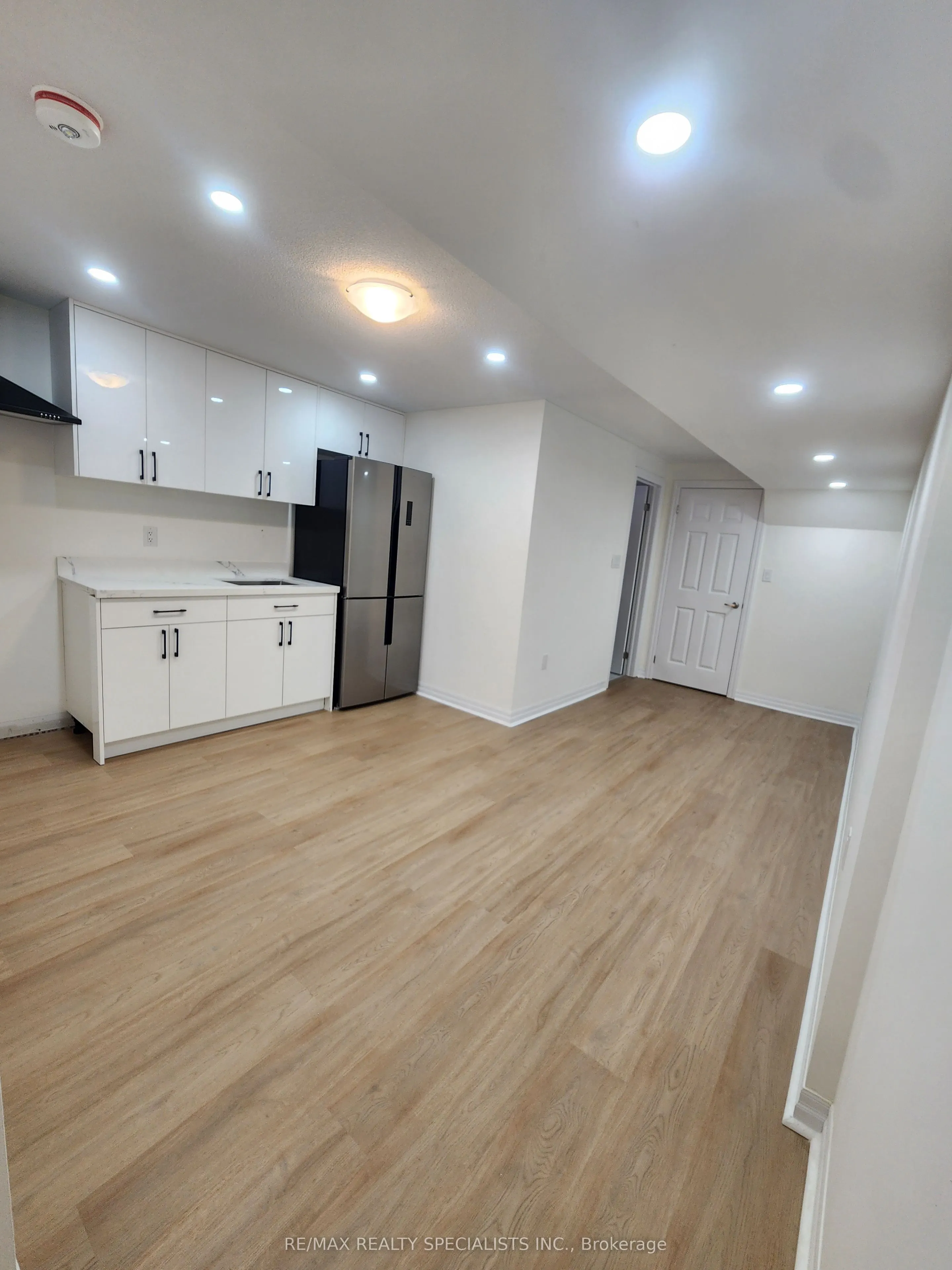 10 Ed Ewert Avenue, #LOWER