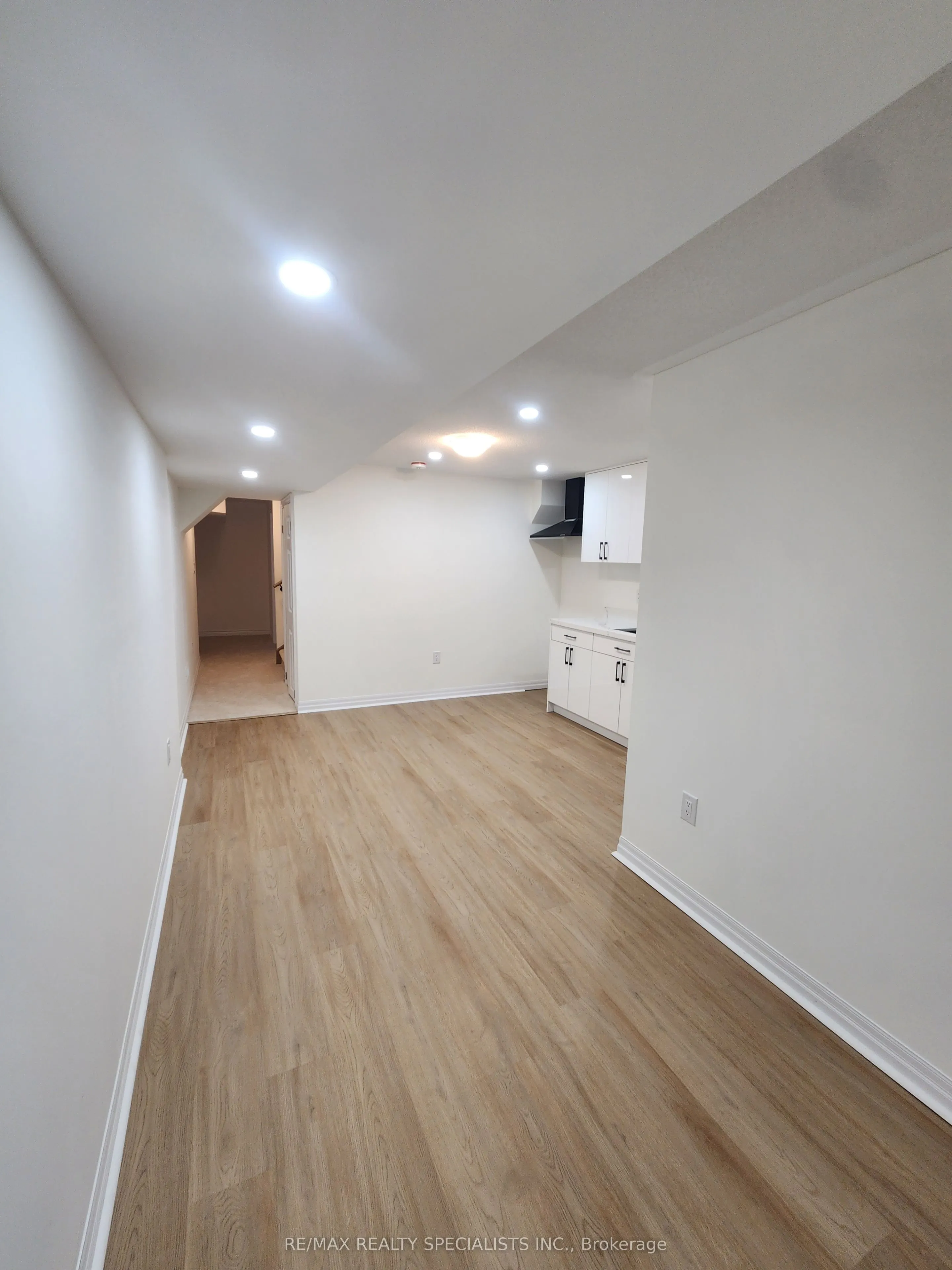 10 Ed Ewert Avenue, #LOWER