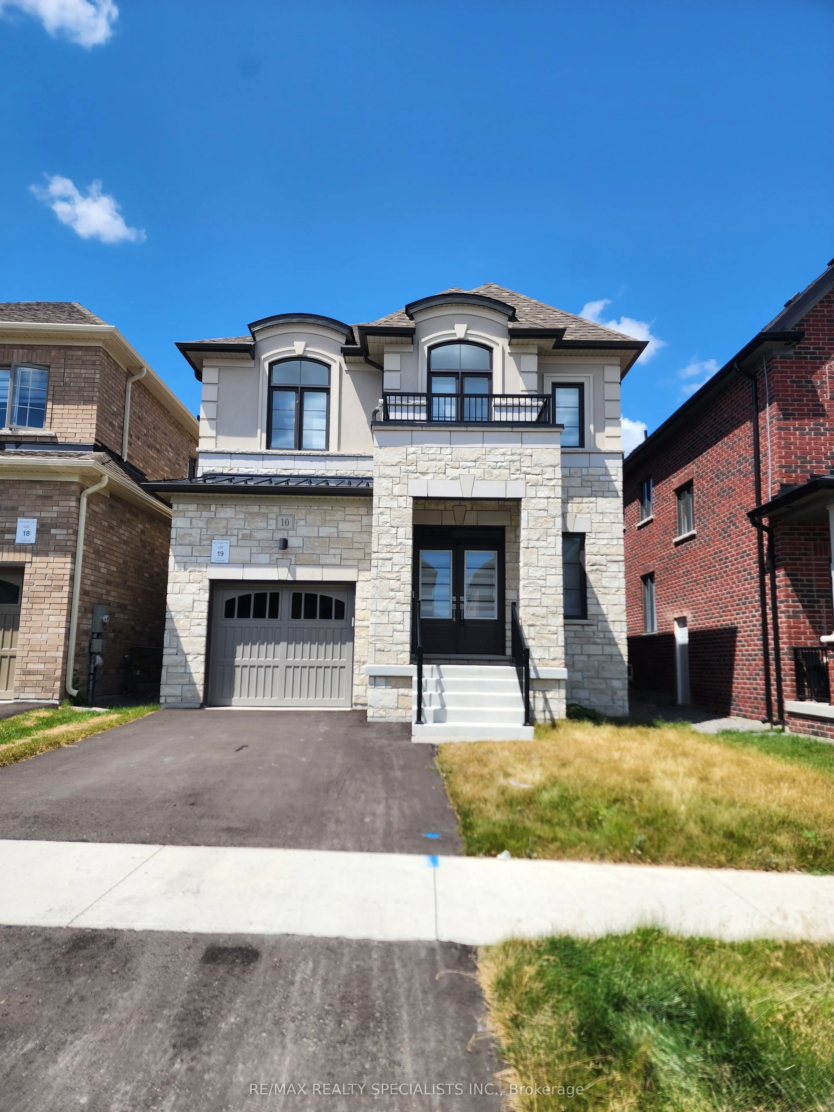 10 Ed Ewert Avenue, #LOWER