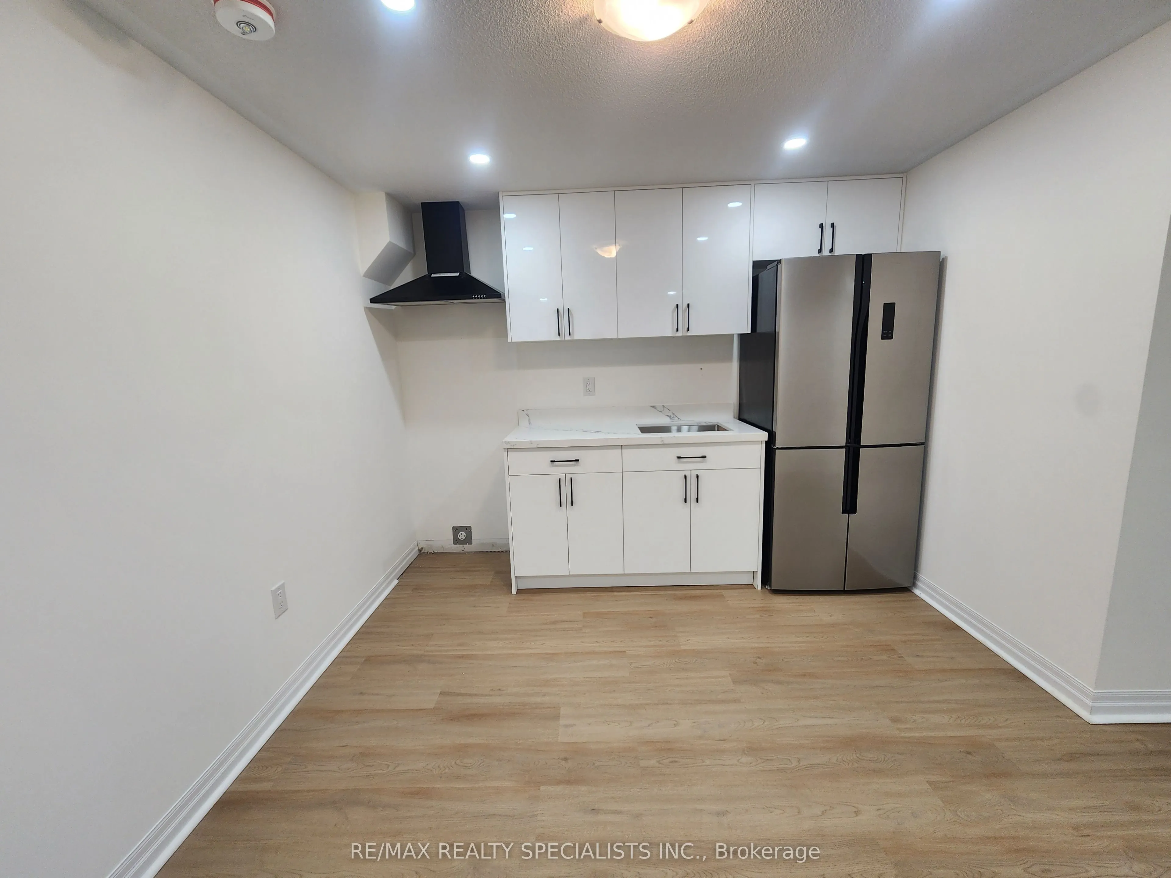 10 Ed Ewert Avenue, #LOWER