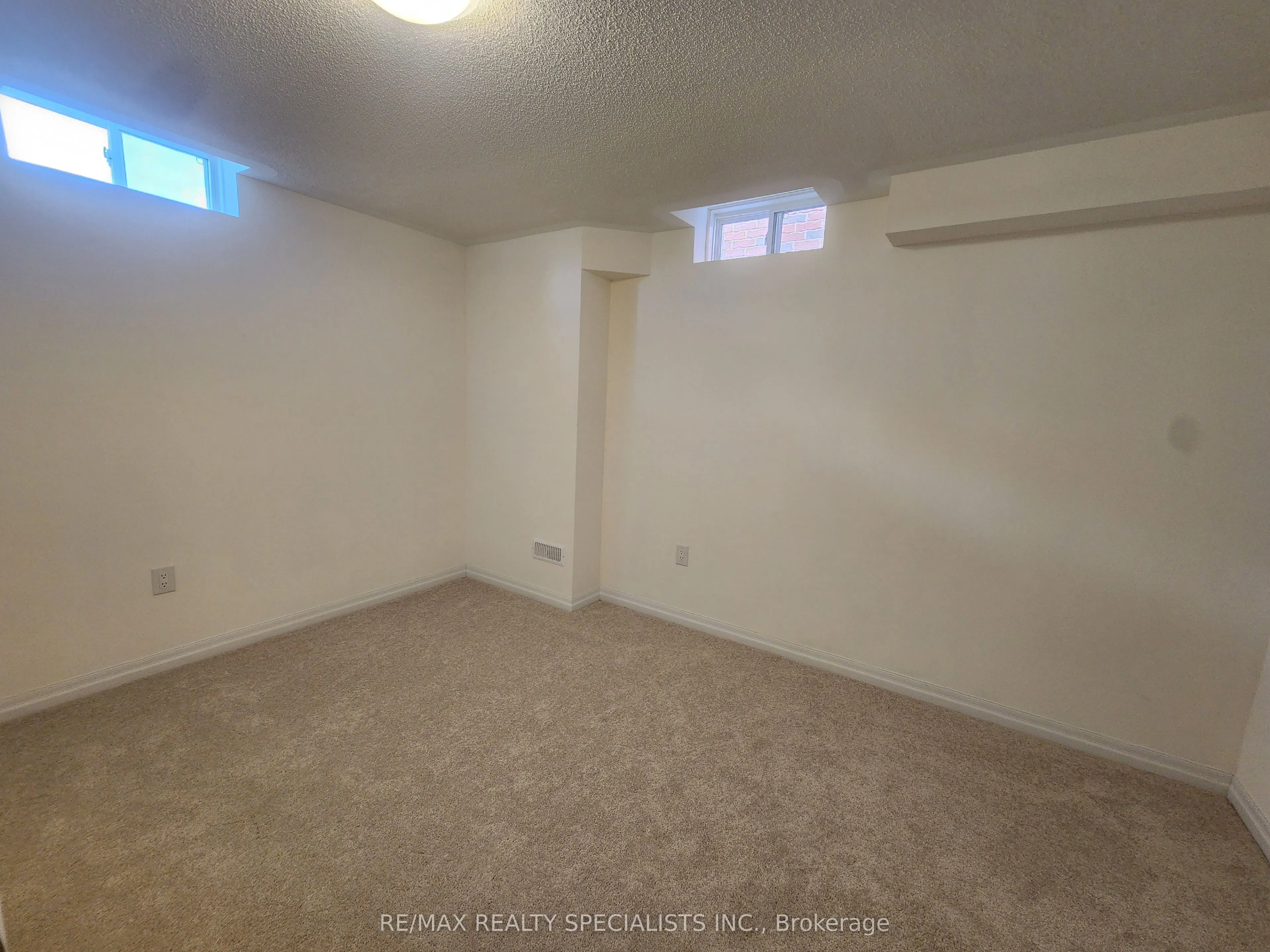 10 Ed Ewert Avenue, #LOWER