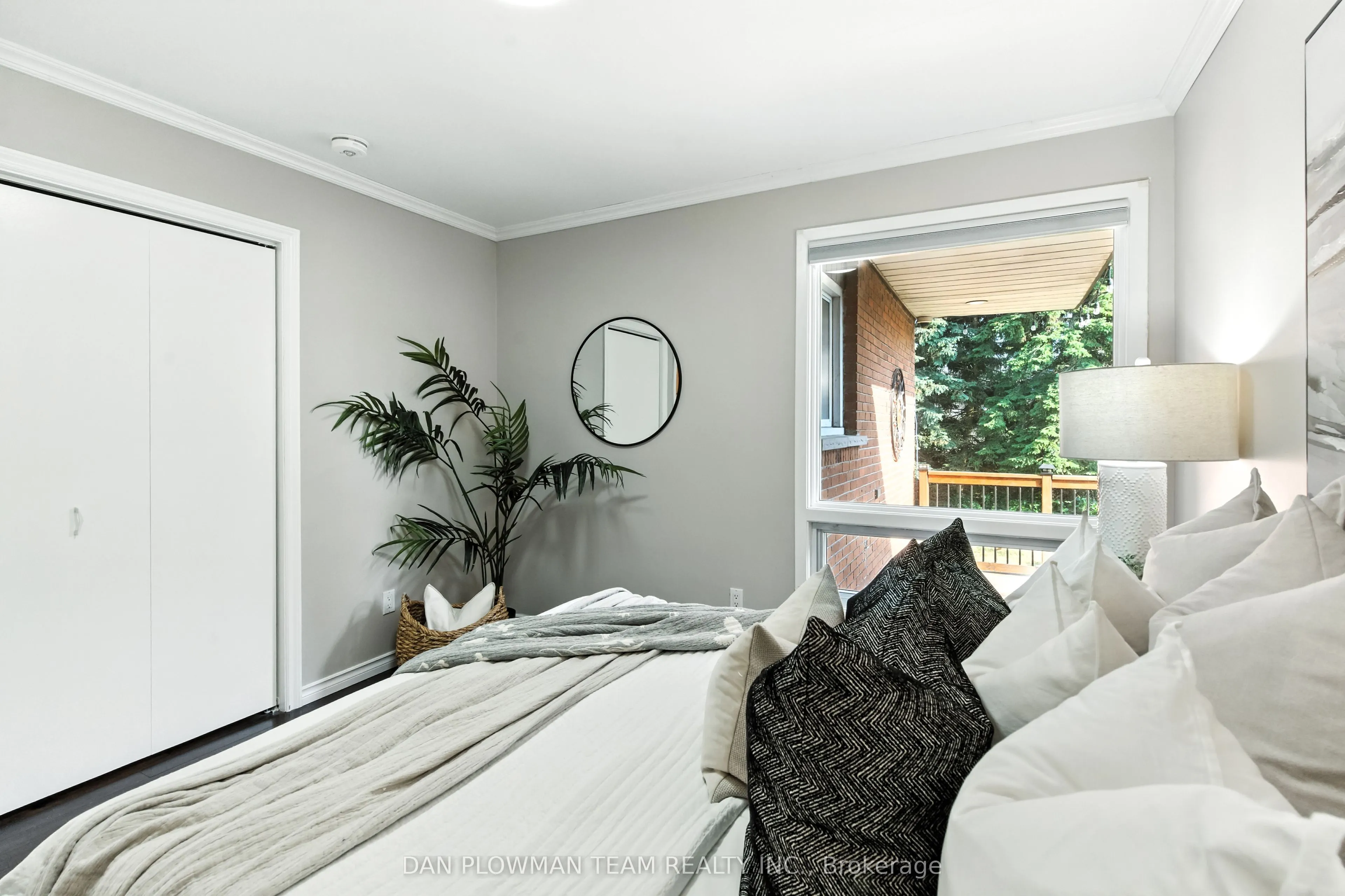 83 Sherwood Road E