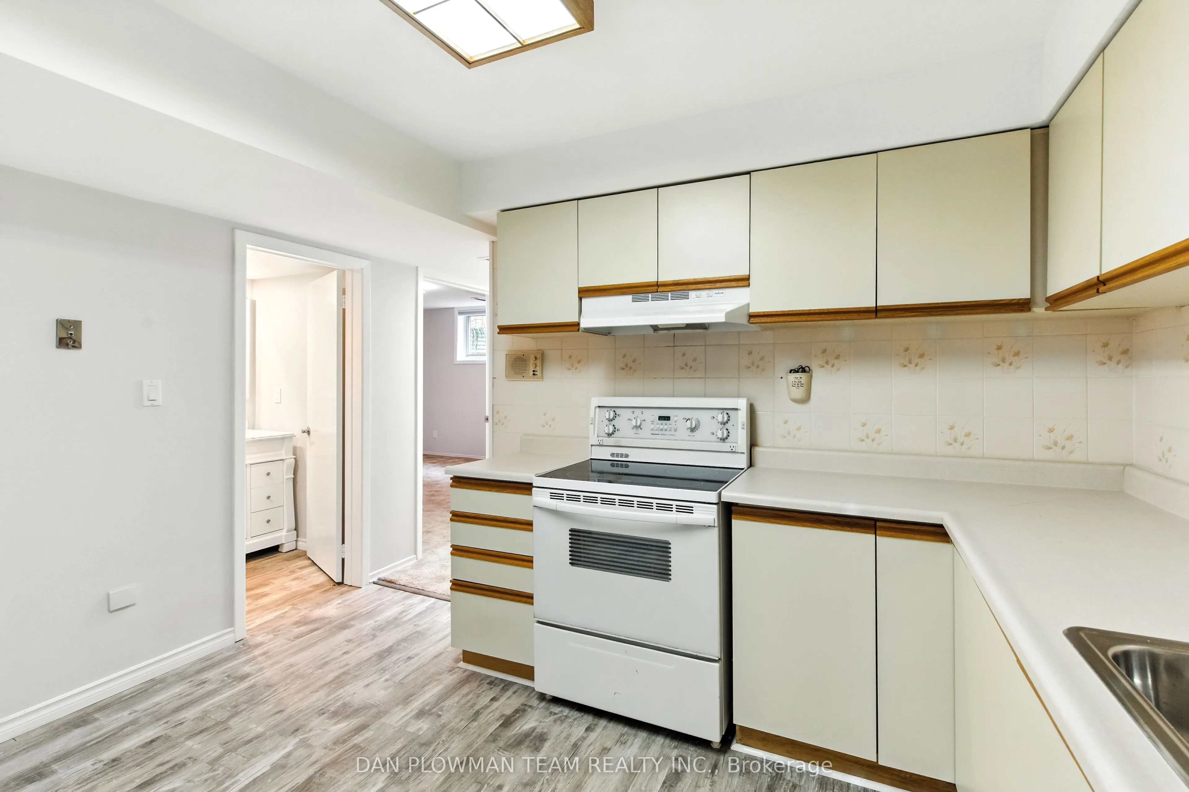 83 Sherwood Road E