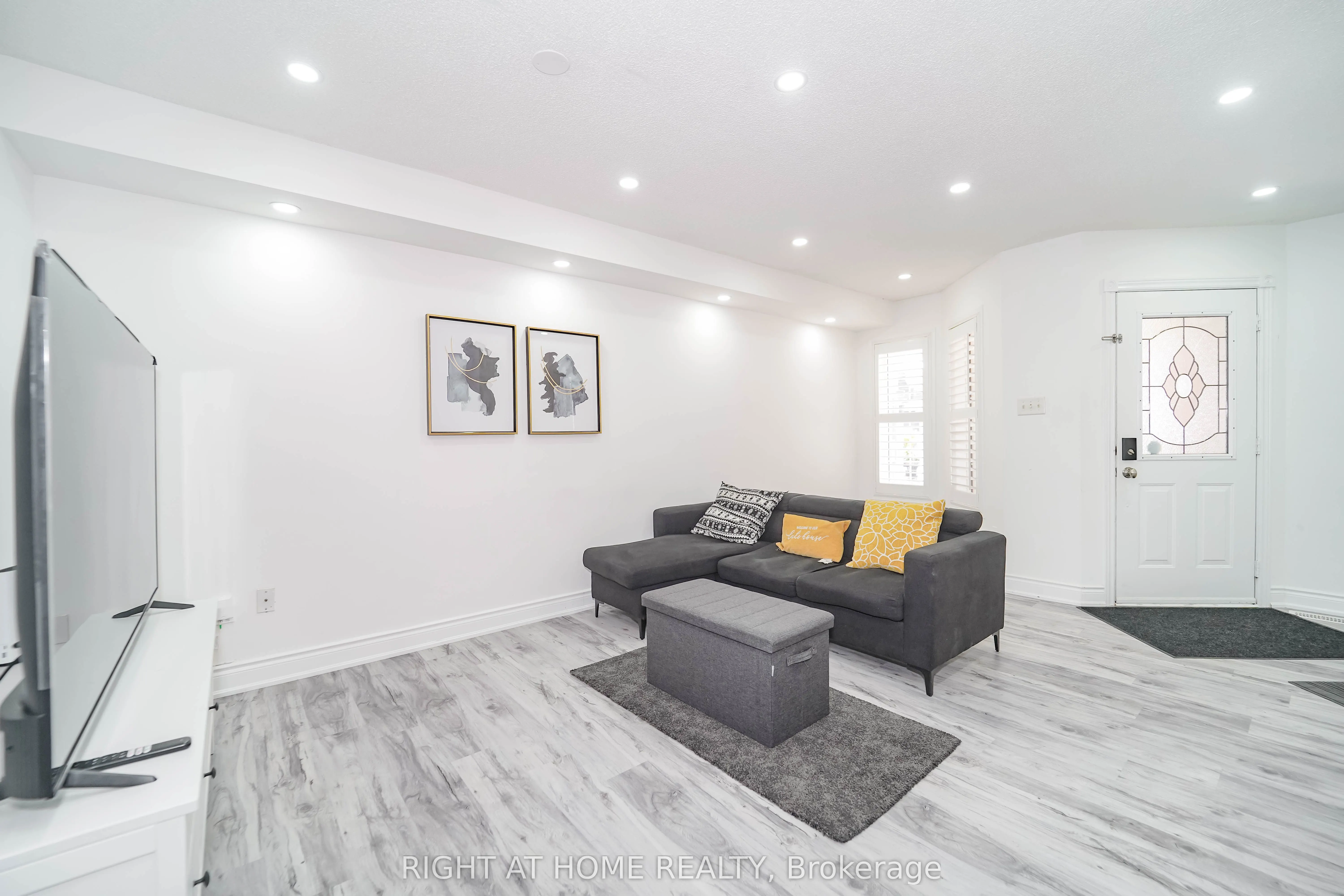 211 Andona Crescent